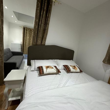 4Th Studio Flat With Private Own Bathroom A London Luxury Family Home Setup And Furnished With Double Bed Plus A Double Futon-Sofa Bed A Single Futon Bed A Baby Cot And Garden And Free Parking Екстериор снимка