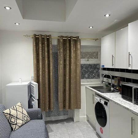 4Th Studio Flat With Private Own Bathroom A London Luxury Family Home Setup And Furnished With Double Bed Plus A Double Futon-Sofa Bed A Single Futon Bed A Baby Cot And Garden And Free Parking Екстериор снимка