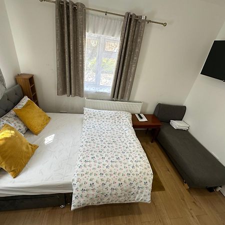 4Th Studio Flat With Private Own Bathroom A London Luxury Family Home Setup And Furnished With Double Bed Plus A Double Futon-Sofa Bed A Single Futon Bed A Baby Cot And Garden And Free Parking Екстериор снимка
