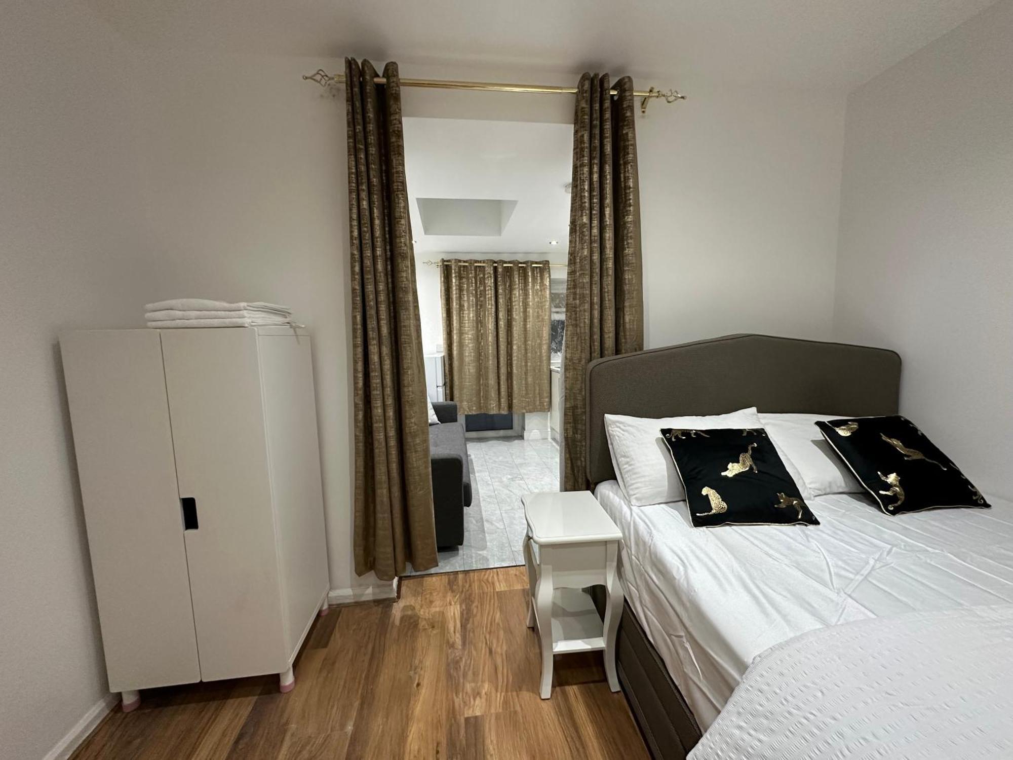 4Th Studio Flat With Private Own Bathroom A London Luxury Family Home Setup And Furnished With Double Bed Plus A Double Futon-Sofa Bed A Single Futon Bed A Baby Cot And Garden And Free Parking Екстериор снимка