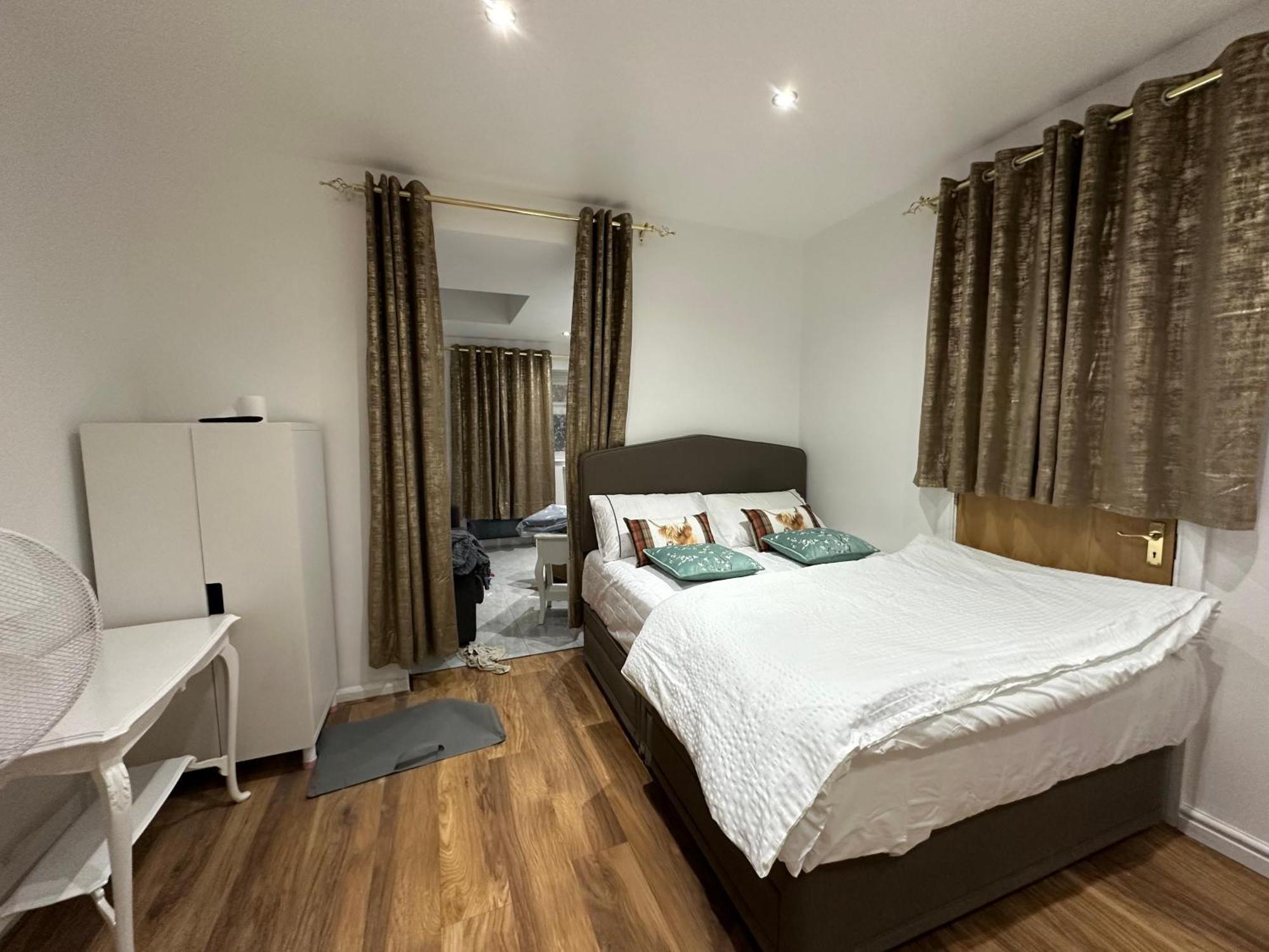 4Th Studio Flat With Private Own Bathroom A London Luxury Family Home Setup And Furnished With Double Bed Plus A Double Futon-Sofa Bed A Single Futon Bed A Baby Cot And Garden And Free Parking Екстериор снимка
