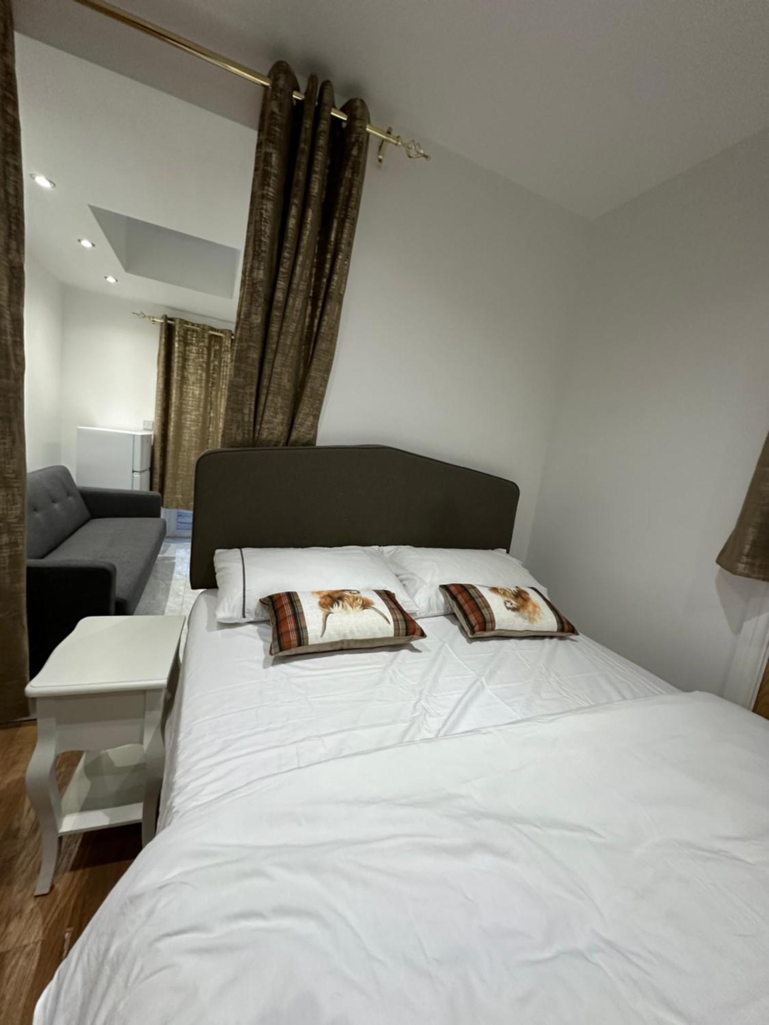 4Th Studio Flat With Private Own Bathroom A London Luxury Family Home Setup And Furnished With Double Bed Plus A Double Futon-Sofa Bed A Single Futon Bed A Baby Cot And Garden And Free Parking Екстериор снимка
