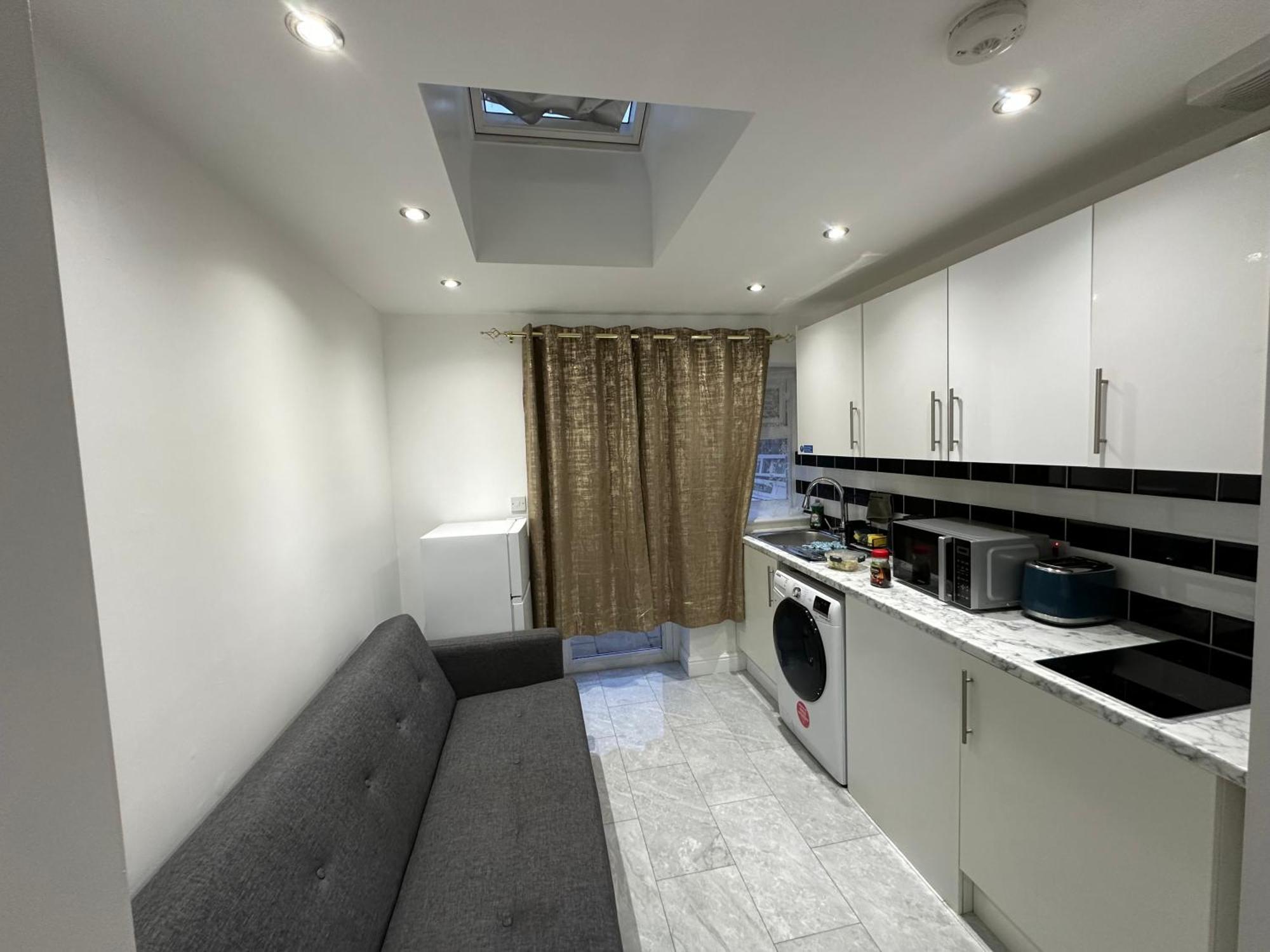 4Th Studio Flat With Private Own Bathroom A London Luxury Family Home Setup And Furnished With Double Bed Plus A Double Futon-Sofa Bed A Single Futon Bed A Baby Cot And Garden And Free Parking Екстериор снимка