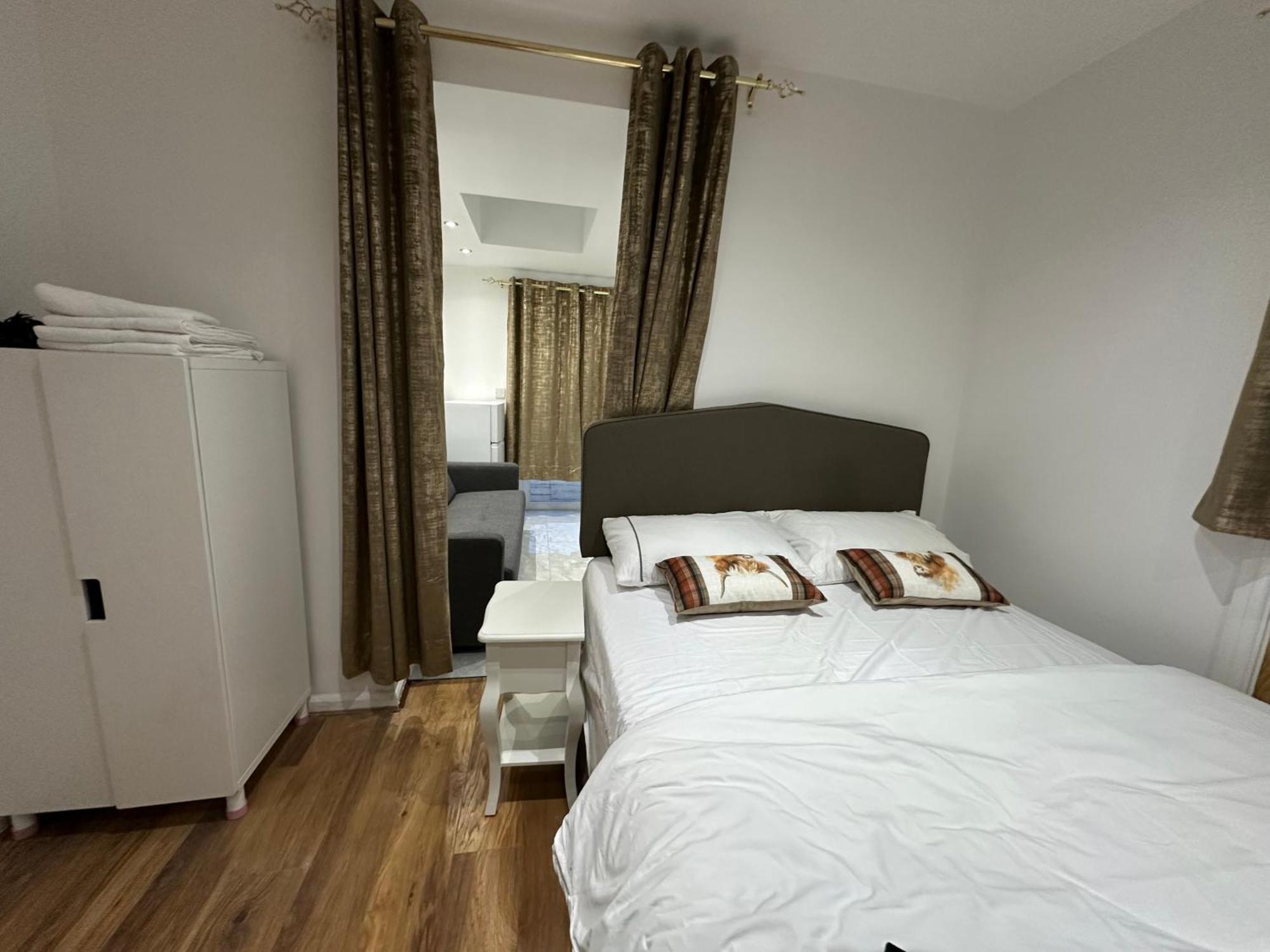 4Th Studio Flat With Private Own Bathroom A London Luxury Family Home Setup And Furnished With Double Bed Plus A Double Futon-Sofa Bed A Single Futon Bed A Baby Cot And Garden And Free Parking Екстериор снимка
