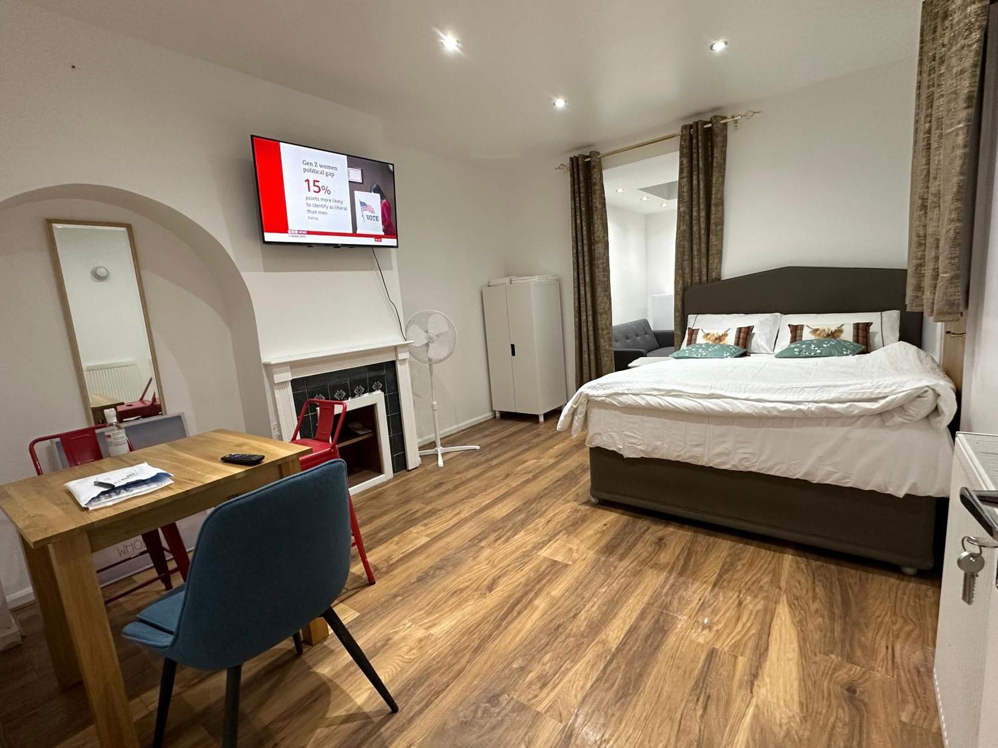 4Th Studio Flat With Private Own Bathroom A London Luxury Family Home Setup And Furnished With Double Bed Plus A Double Futon-Sofa Bed A Single Futon Bed A Baby Cot And Garden And Free Parking Екстериор снимка