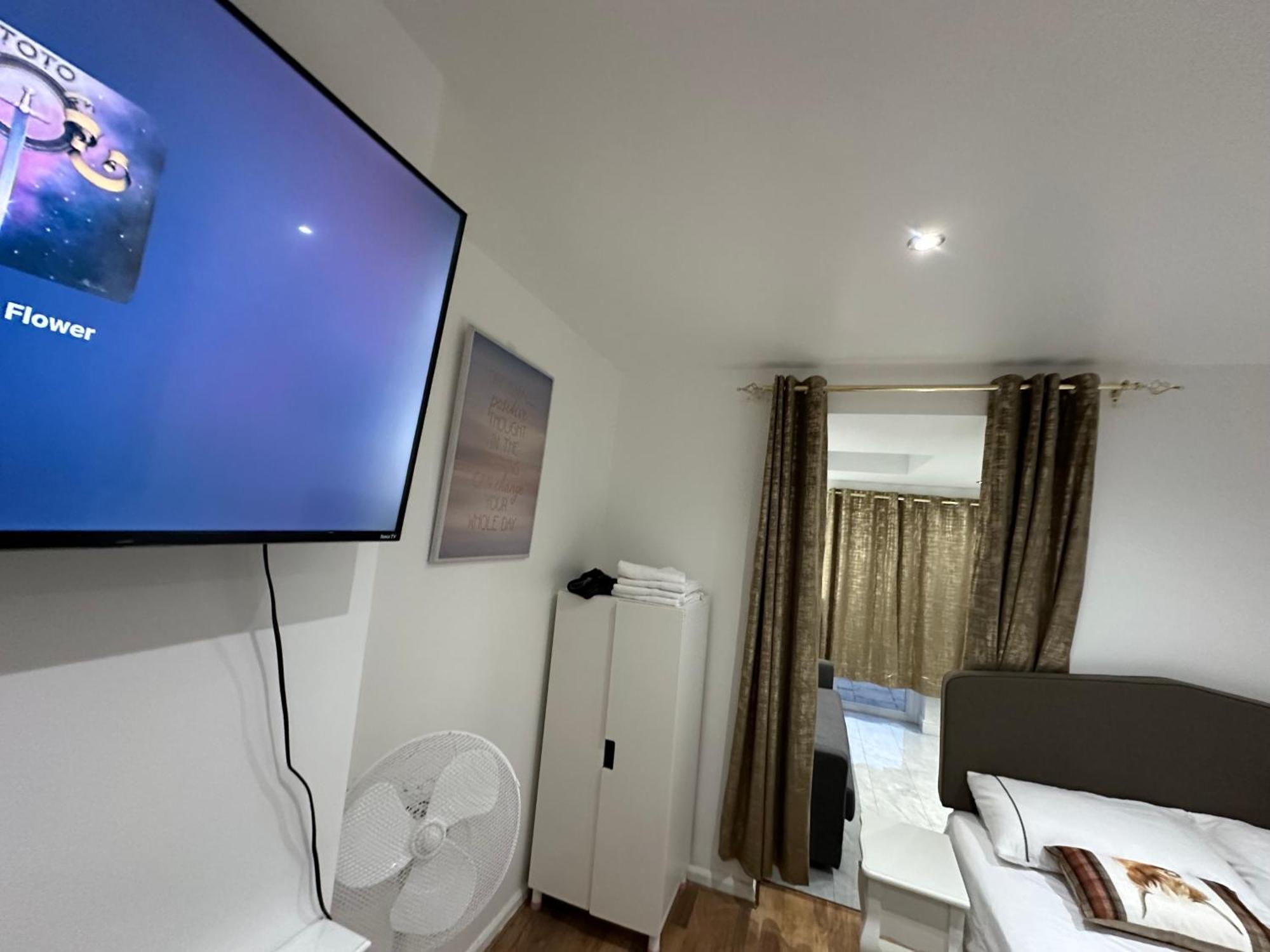 4Th Studio Flat With Private Own Bathroom A London Luxury Family Home Setup And Furnished With Double Bed Plus A Double Futon-Sofa Bed A Single Futon Bed A Baby Cot And Garden And Free Parking Екстериор снимка