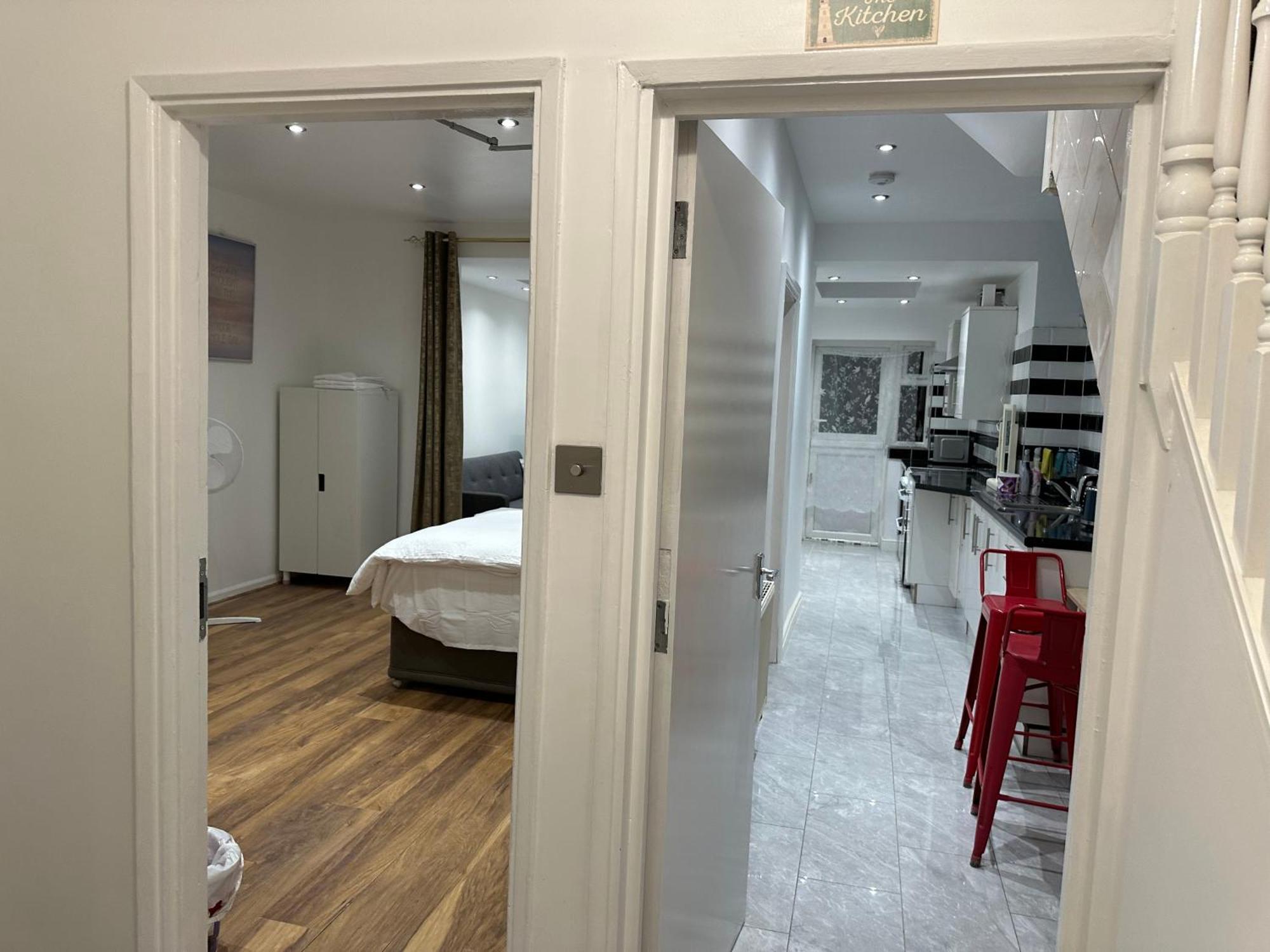 4Th Studio Flat With Private Own Bathroom A London Luxury Family Home Setup And Furnished With Double Bed Plus A Double Futon-Sofa Bed A Single Futon Bed A Baby Cot And Garden And Free Parking Екстериор снимка