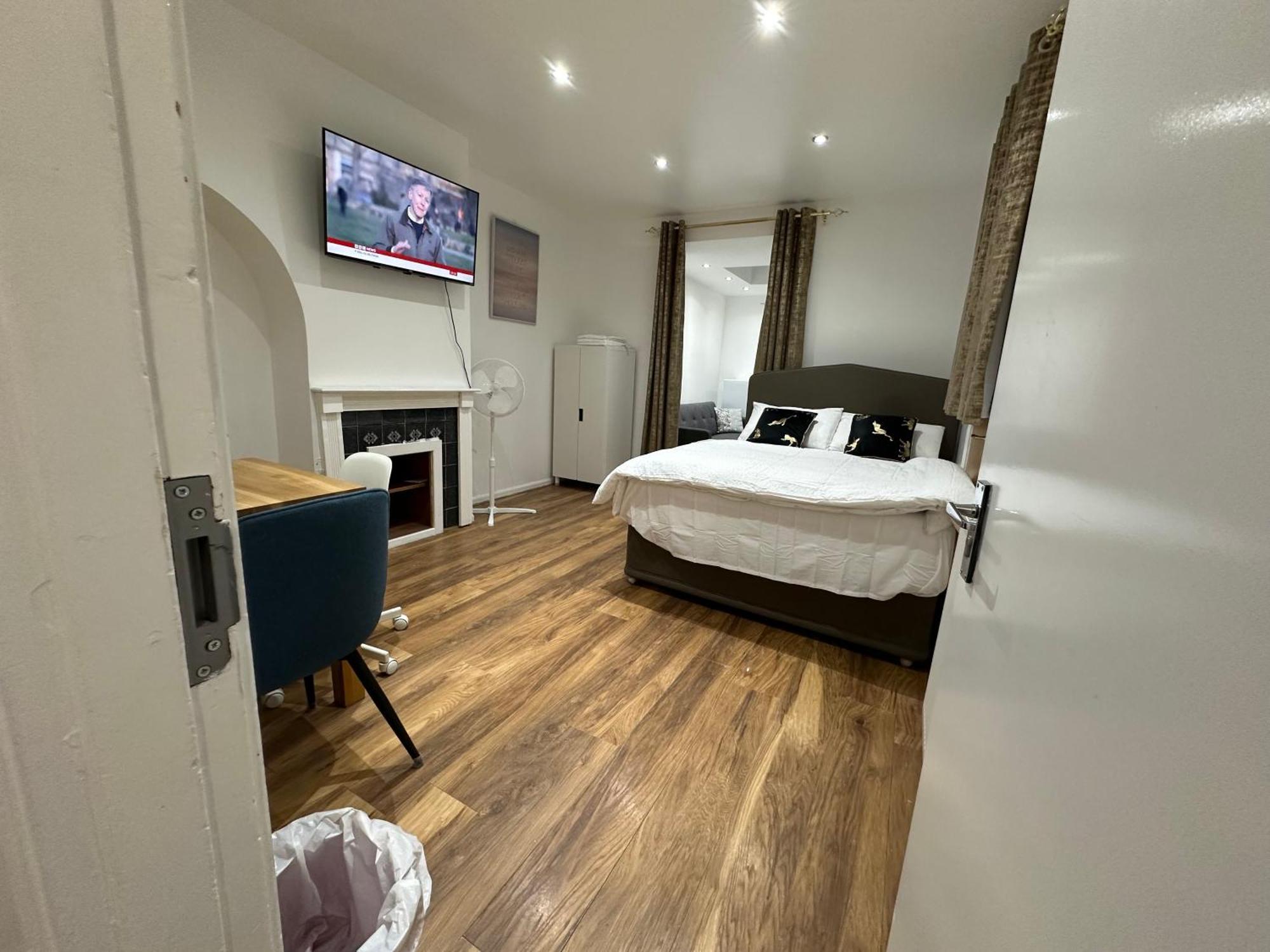 4Th Studio Flat With Private Own Bathroom A London Luxury Family Home Setup And Furnished With Double Bed Plus A Double Futon-Sofa Bed A Single Futon Bed A Baby Cot And Garden And Free Parking Екстериор снимка