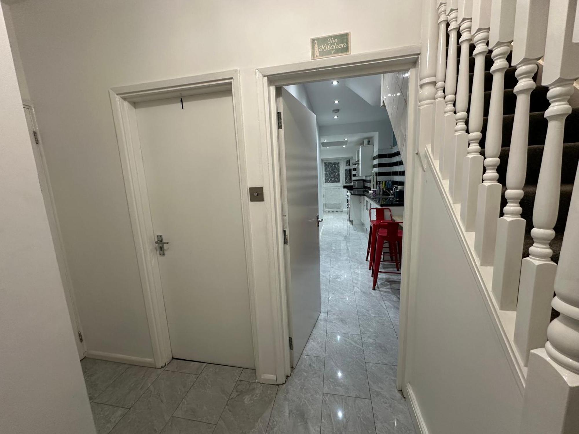 4Th Studio Flat With Private Own Bathroom A London Luxury Family Home Setup And Furnished With Double Bed Plus A Double Futon-Sofa Bed A Single Futon Bed A Baby Cot And Garden And Free Parking Екстериор снимка
