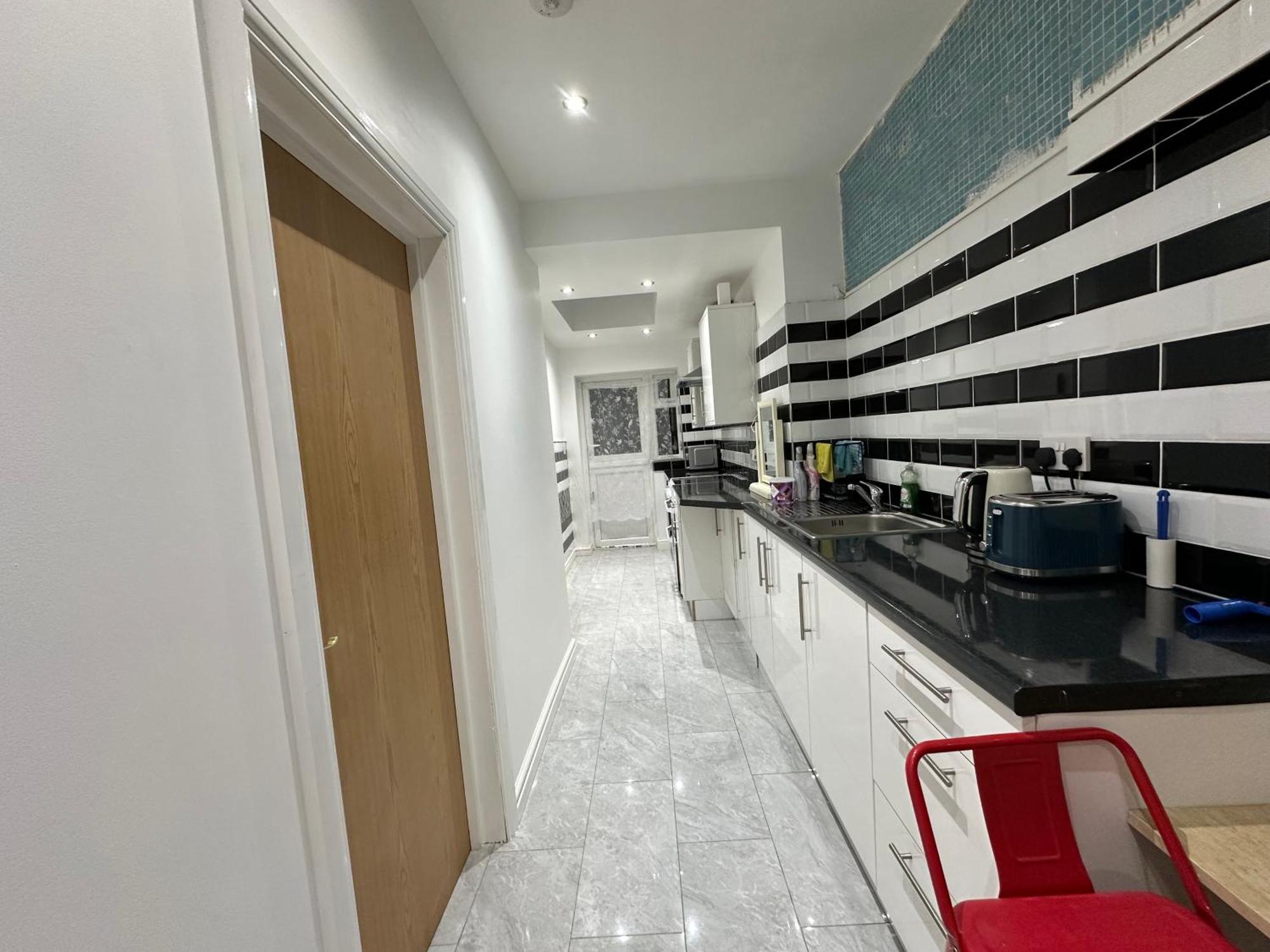 4Th Studio Flat With Private Own Bathroom A London Luxury Family Home Setup And Furnished With Double Bed Plus A Double Futon-Sofa Bed A Single Futon Bed A Baby Cot And Garden And Free Parking Екстериор снимка