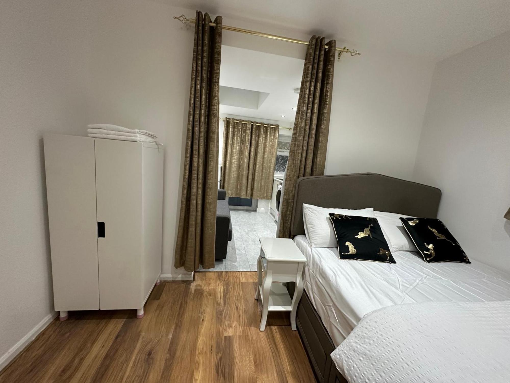 4Th Studio Flat With Private Own Bathroom A London Luxury Family Home Setup And Furnished With Double Bed Plus A Double Futon-Sofa Bed A Single Futon Bed A Baby Cot And Garden And Free Parking Екстериор снимка