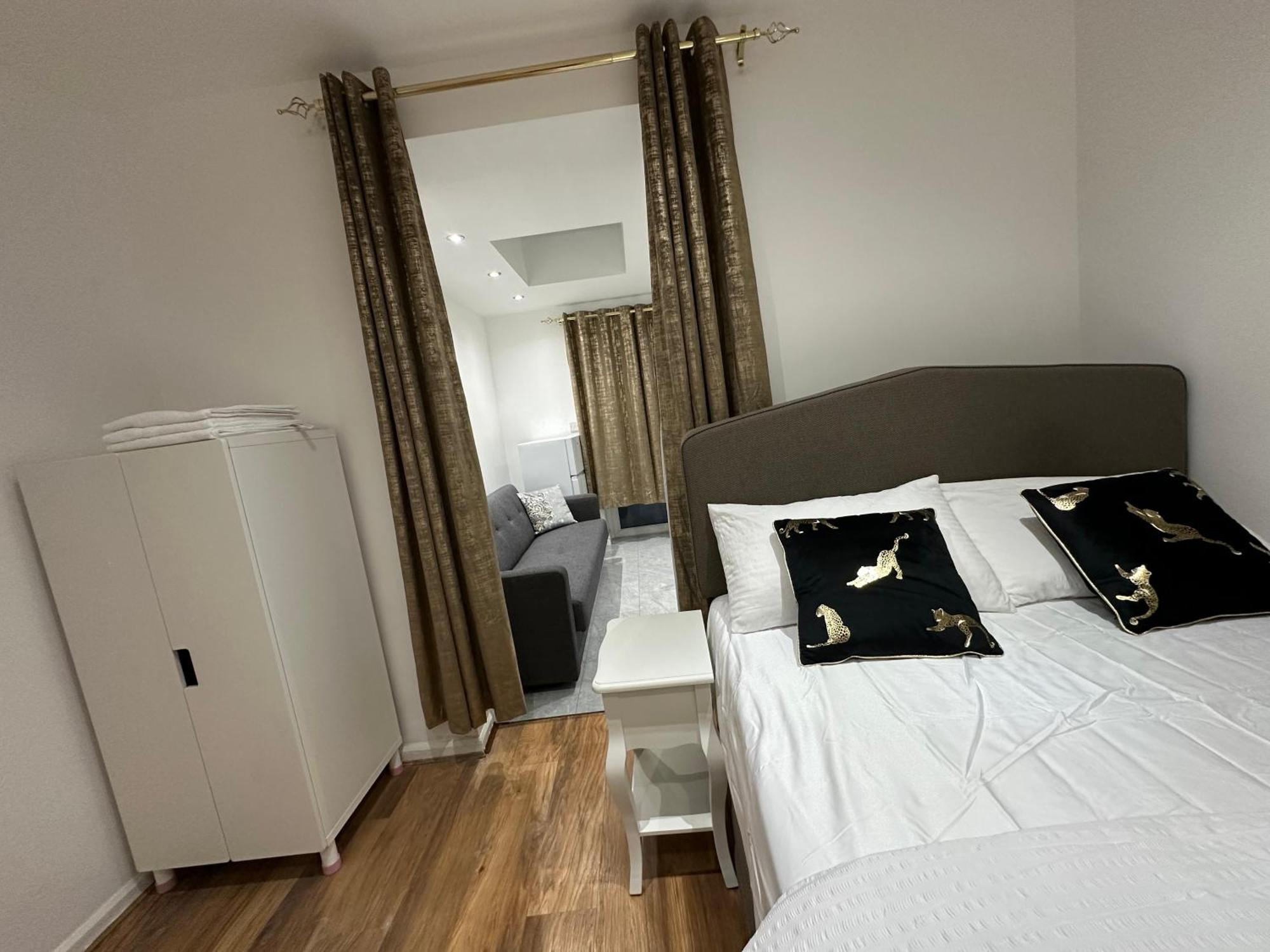 4Th Studio Flat With Private Own Bathroom A London Luxury Family Home Setup And Furnished With Double Bed Plus A Double Futon-Sofa Bed A Single Futon Bed A Baby Cot And Garden And Free Parking Екстериор снимка