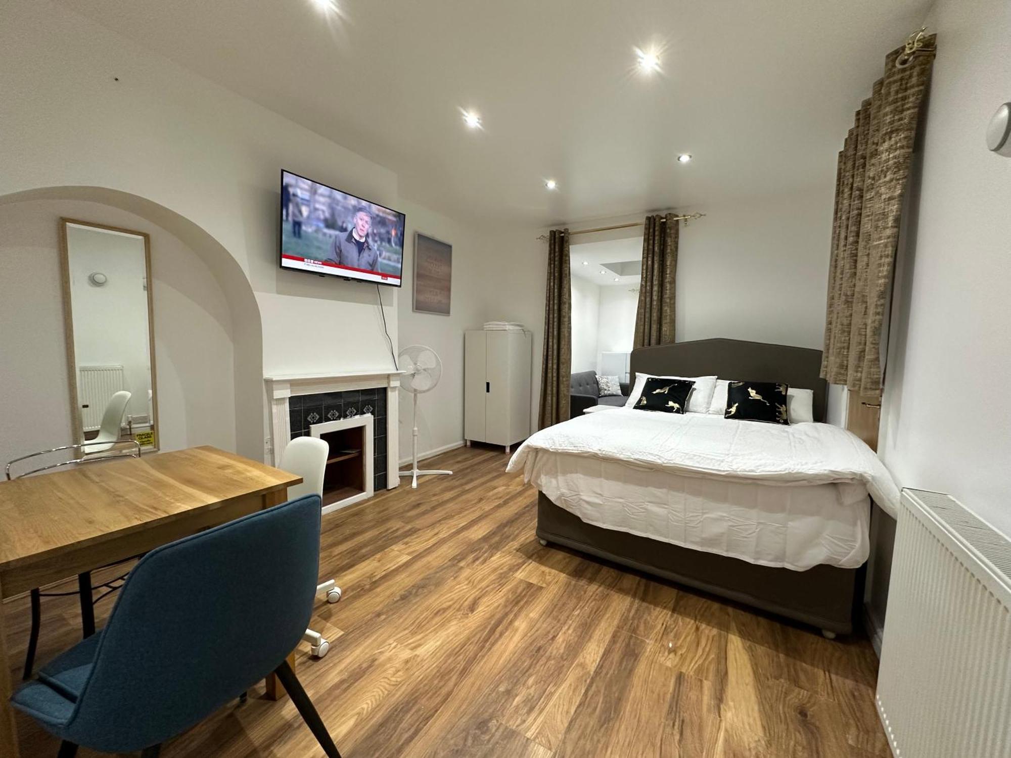 4Th Studio Flat With Private Own Bathroom A London Luxury Family Home Setup And Furnished With Double Bed Plus A Double Futon-Sofa Bed A Single Futon Bed A Baby Cot And Garden And Free Parking Екстериор снимка