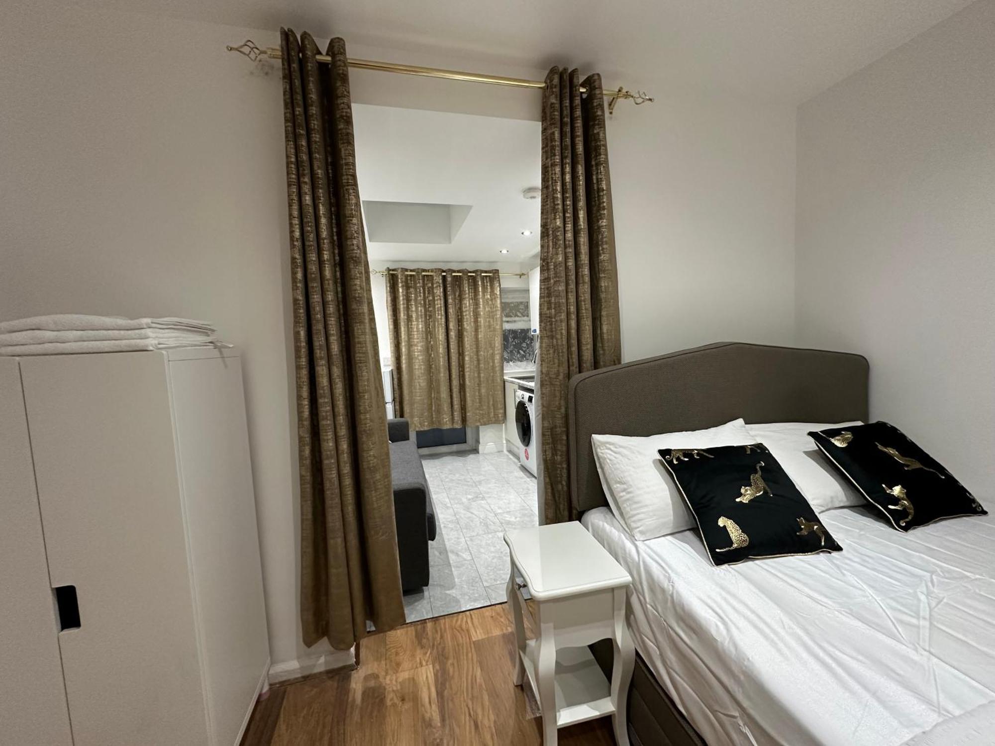 4Th Studio Flat With Private Own Bathroom A London Luxury Family Home Setup And Furnished With Double Bed Plus A Double Futon-Sofa Bed A Single Futon Bed A Baby Cot And Garden And Free Parking Екстериор снимка
