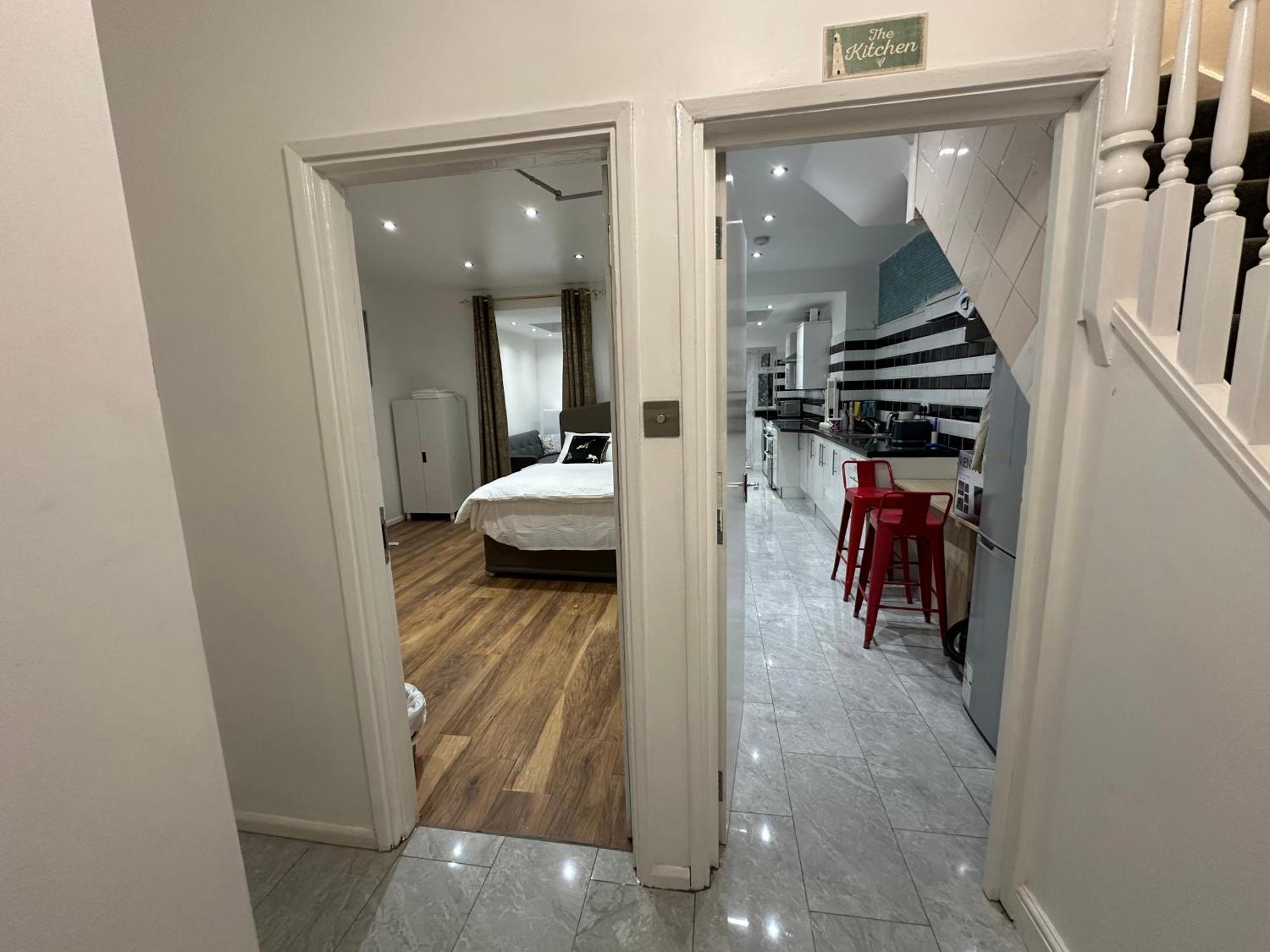 4Th Studio Flat With Private Own Bathroom A London Luxury Family Home Setup And Furnished With Double Bed Plus A Double Futon-Sofa Bed A Single Futon Bed A Baby Cot And Garden And Free Parking Екстериор снимка