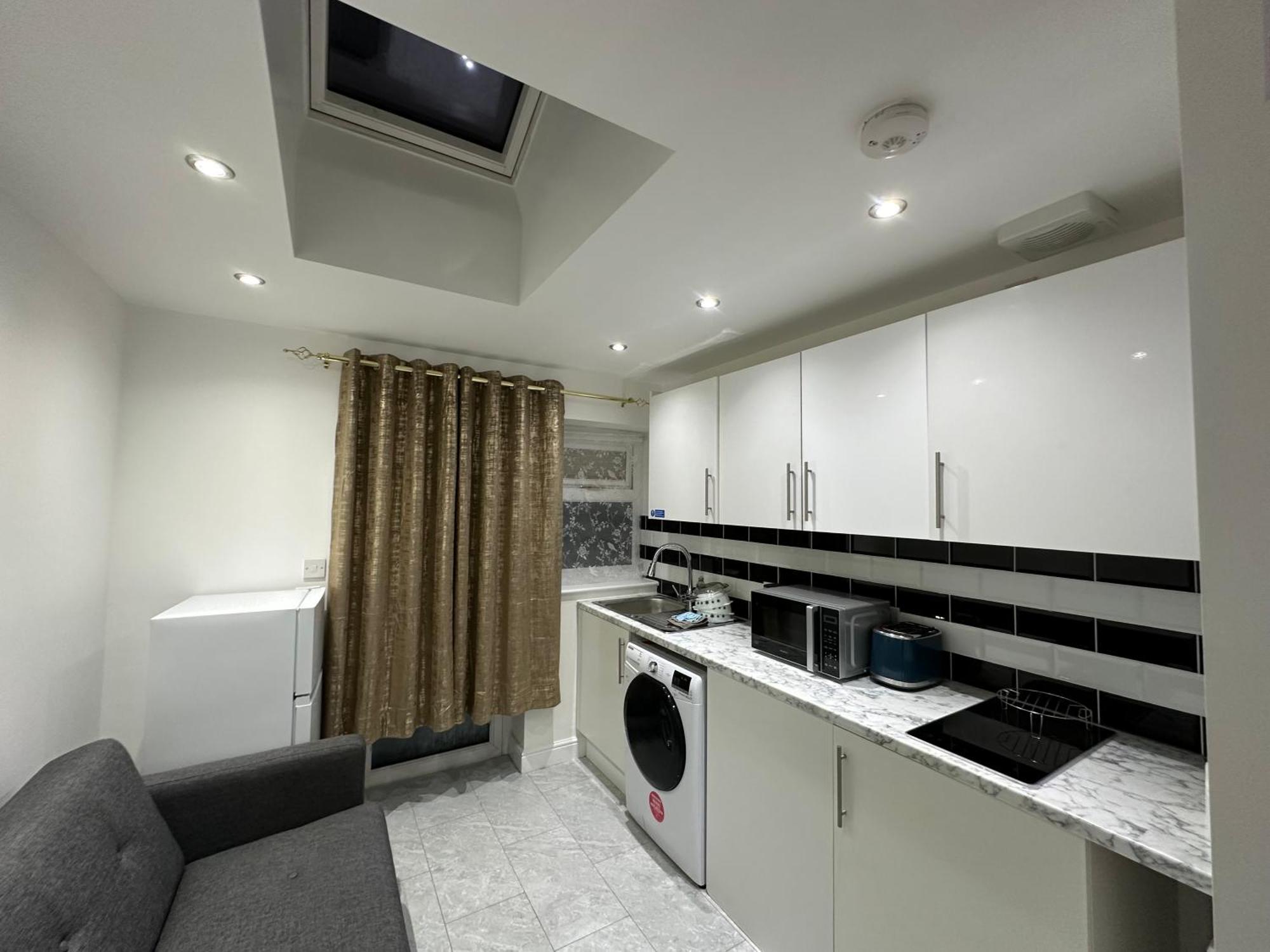 4Th Studio Flat With Private Own Bathroom A London Luxury Family Home Setup And Furnished With Double Bed Plus A Double Futon-Sofa Bed A Single Futon Bed A Baby Cot And Garden And Free Parking Екстериор снимка