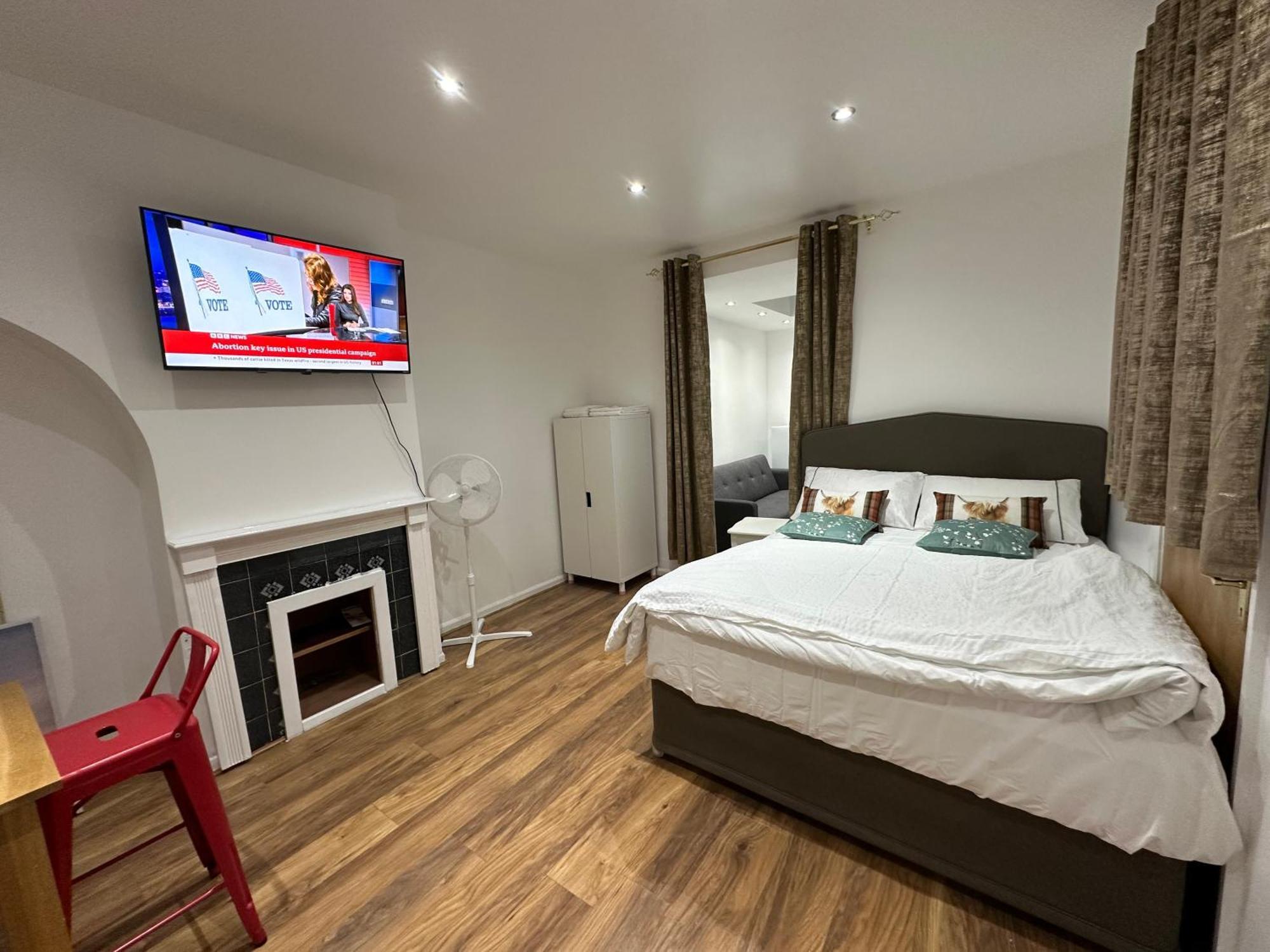 4Th Studio Flat With Private Own Bathroom A London Luxury Family Home Setup And Furnished With Double Bed Plus A Double Futon-Sofa Bed A Single Futon Bed A Baby Cot And Garden And Free Parking Екстериор снимка