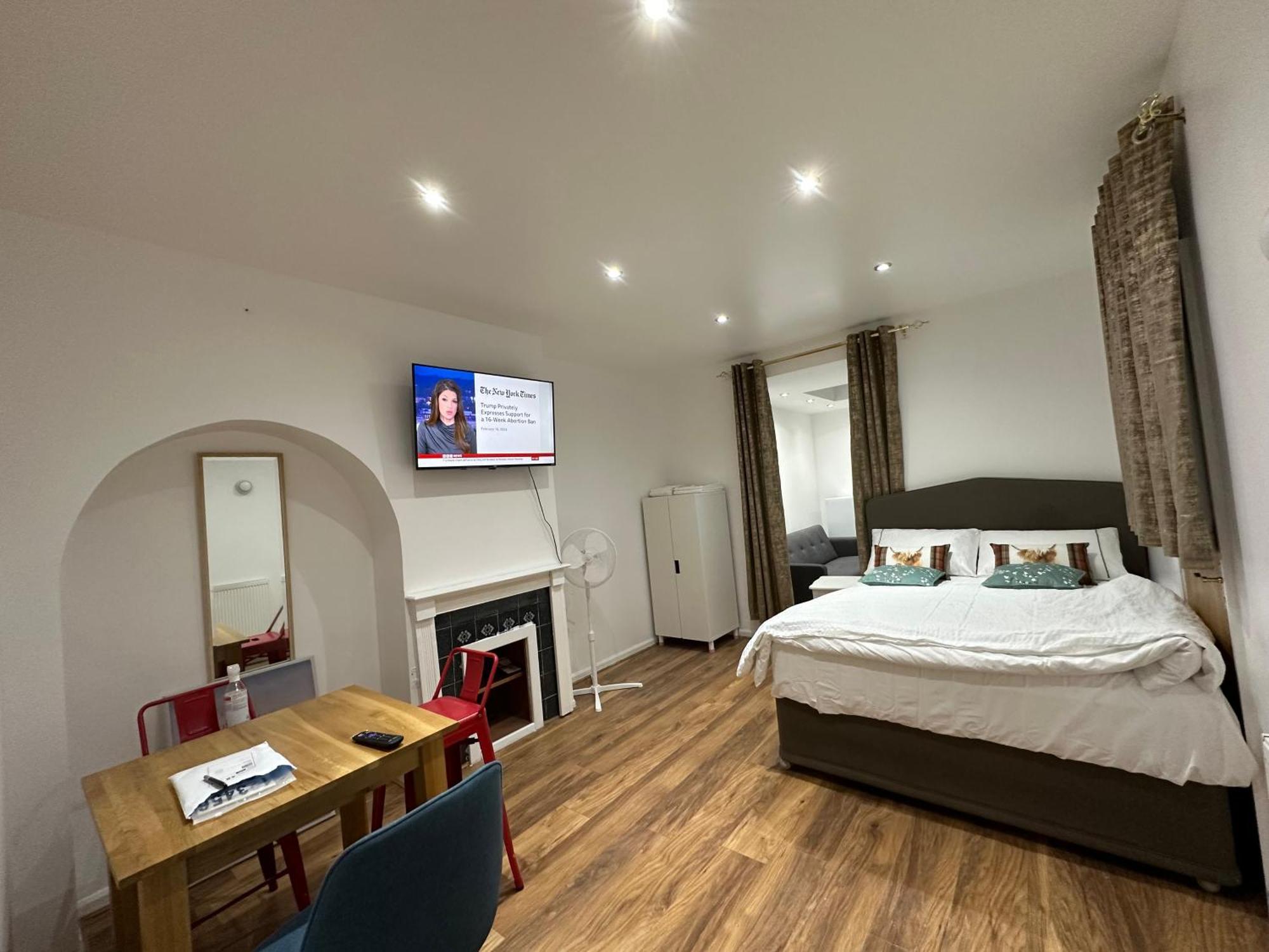 4Th Studio Flat With Private Own Bathroom A London Luxury Family Home Setup And Furnished With Double Bed Plus A Double Futon-Sofa Bed A Single Futon Bed A Baby Cot And Garden And Free Parking Екстериор снимка