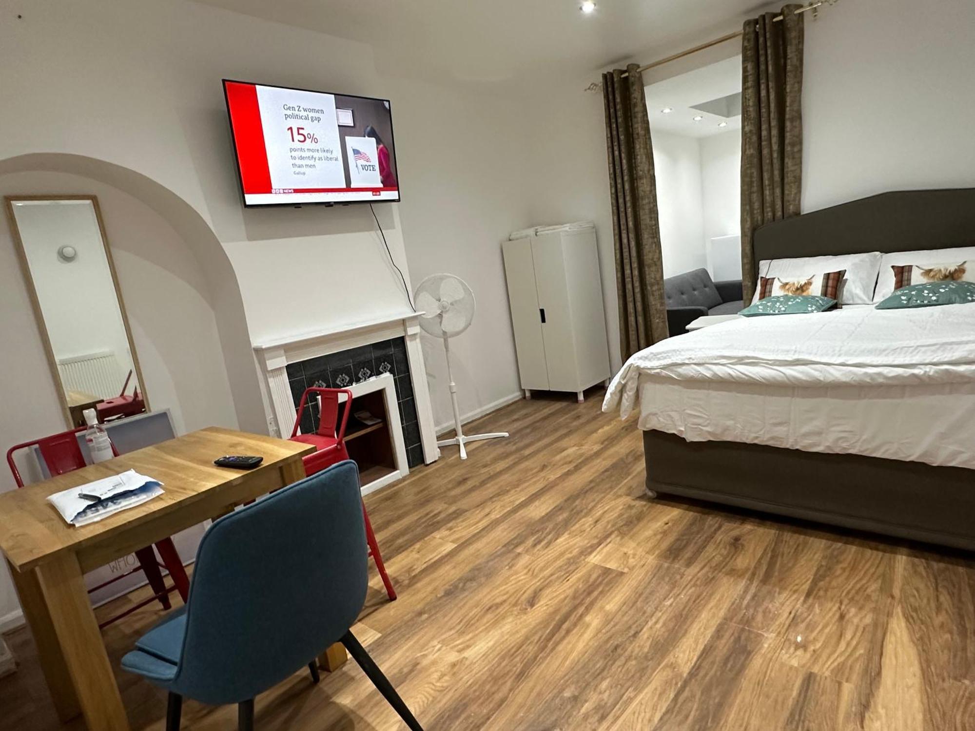 4Th Studio Flat With Private Own Bathroom A London Luxury Family Home Setup And Furnished With Double Bed Plus A Double Futon-Sofa Bed A Single Futon Bed A Baby Cot And Garden And Free Parking Екстериор снимка