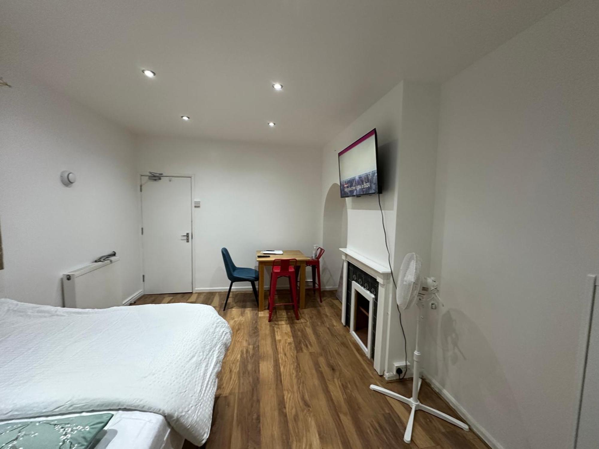 4Th Studio Flat With Private Own Bathroom A London Luxury Family Home Setup And Furnished With Double Bed Plus A Double Futon-Sofa Bed A Single Futon Bed A Baby Cot And Garden And Free Parking Екстериор снимка