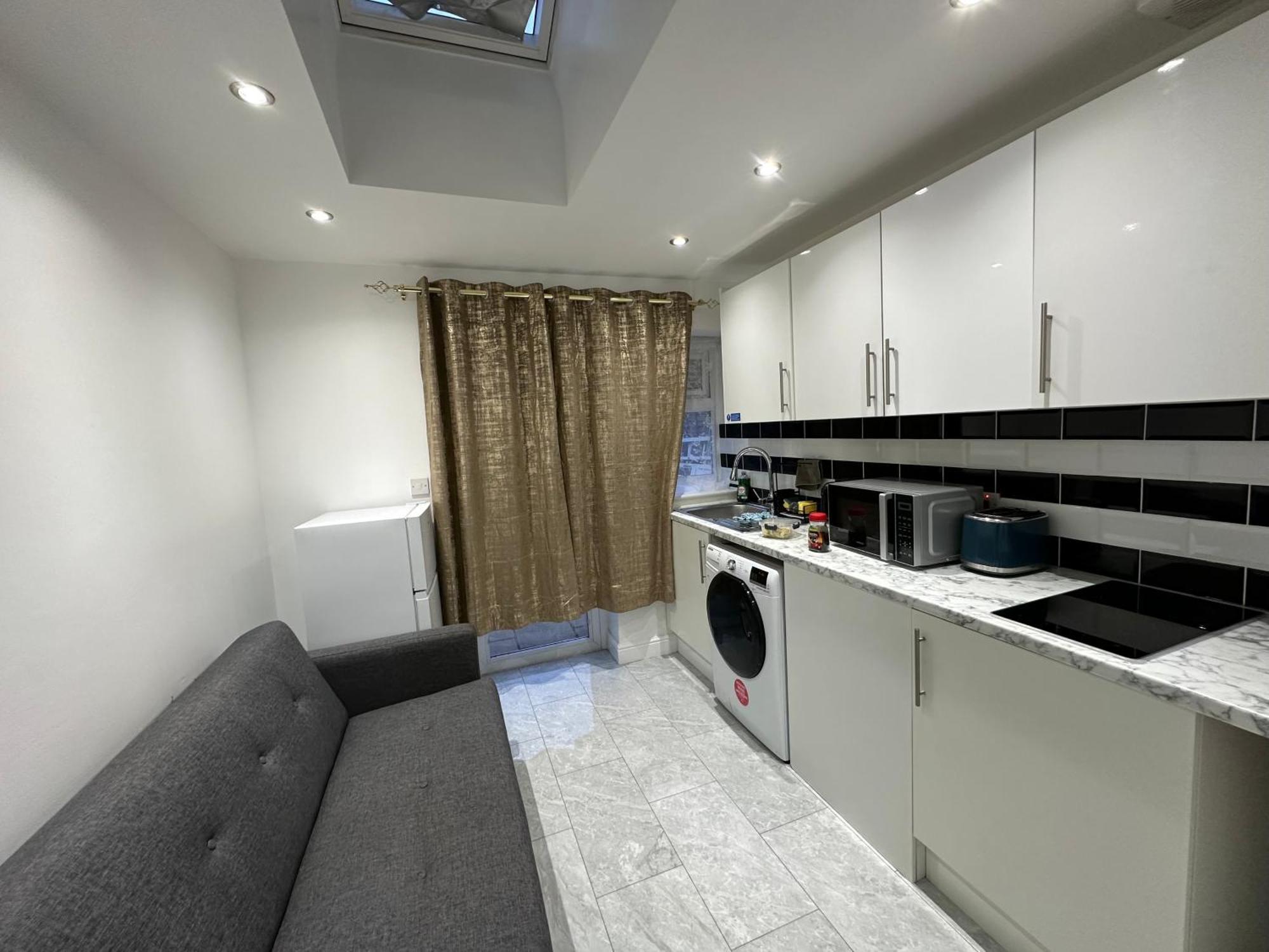 4Th Studio Flat With Private Own Bathroom A London Luxury Family Home Setup And Furnished With Double Bed Plus A Double Futon-Sofa Bed A Single Futon Bed A Baby Cot And Garden And Free Parking Екстериор снимка