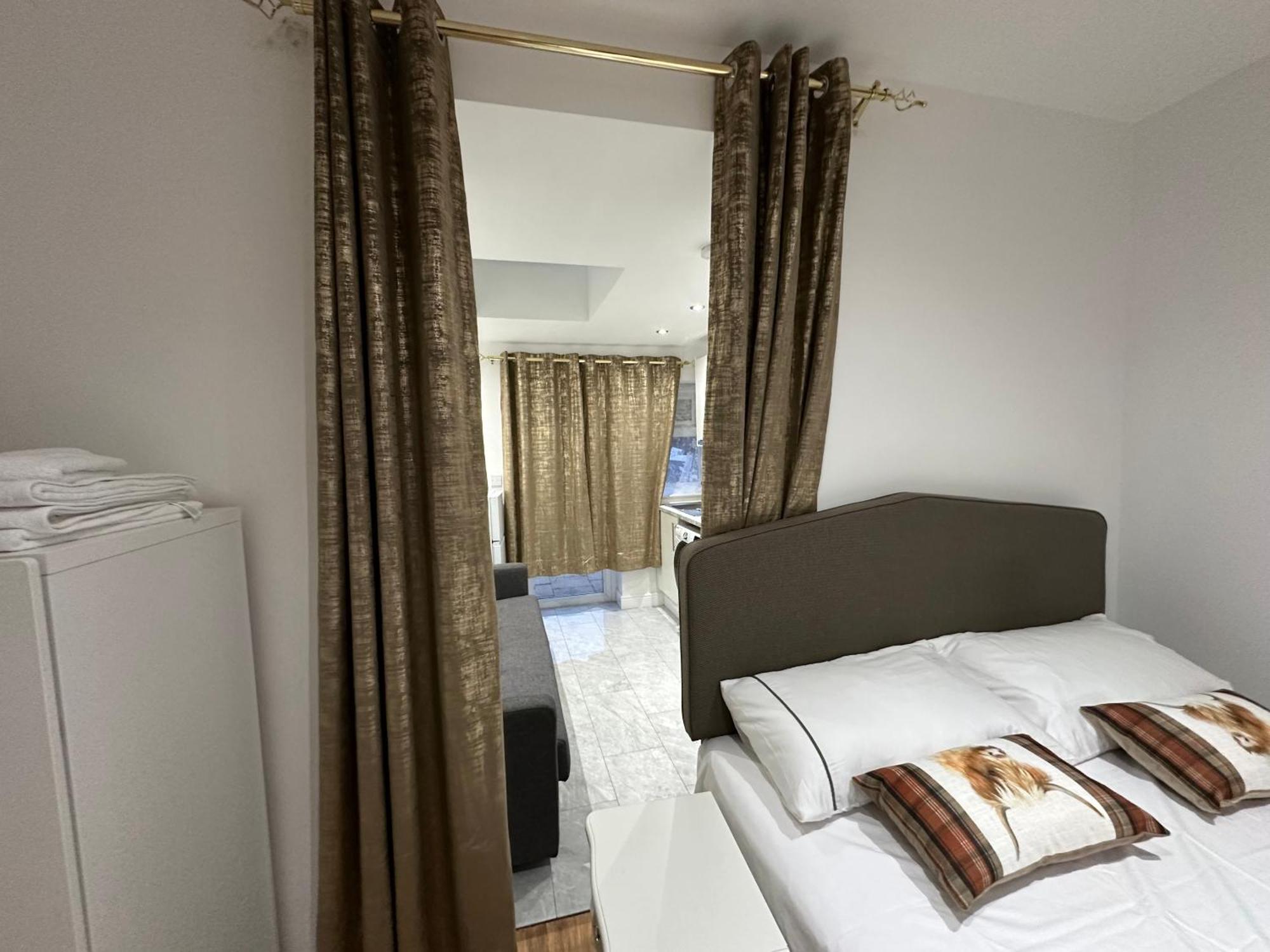4Th Studio Flat With Private Own Bathroom A London Luxury Family Home Setup And Furnished With Double Bed Plus A Double Futon-Sofa Bed A Single Futon Bed A Baby Cot And Garden And Free Parking Екстериор снимка
