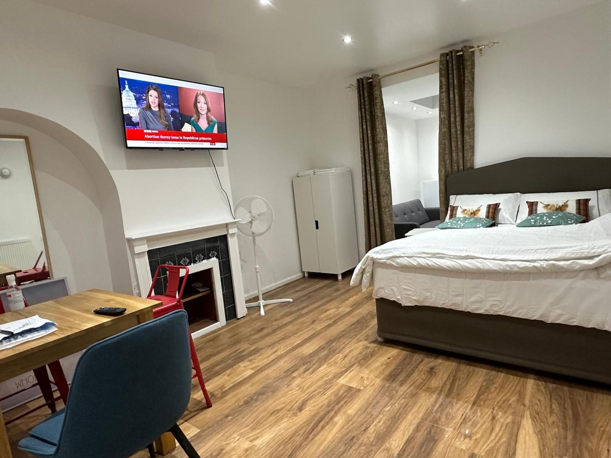 4Th Studio Flat With Private Own Bathroom A London Luxury Family Home Setup And Furnished With Double Bed Plus A Double Futon-Sofa Bed A Single Futon Bed A Baby Cot And Garden And Free Parking Екстериор снимка