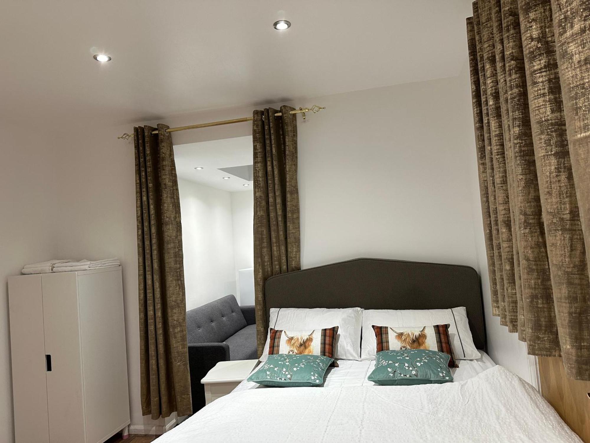 4Th Studio Flat With Private Own Bathroom A London Luxury Family Home Setup And Furnished With Double Bed Plus A Double Futon-Sofa Bed A Single Futon Bed A Baby Cot And Garden And Free Parking Екстериор снимка