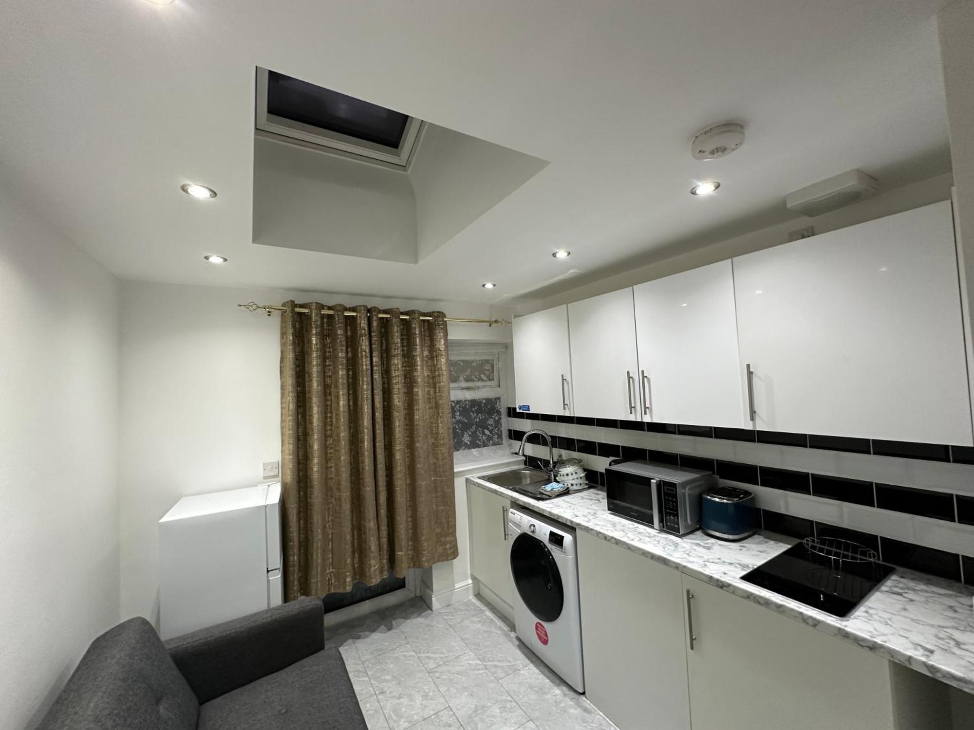 4Th Studio Flat With Private Own Bathroom A London Luxury Family Home Setup And Furnished With Double Bed Plus A Double Futon-Sofa Bed A Single Futon Bed A Baby Cot And Garden And Free Parking Екстериор снимка