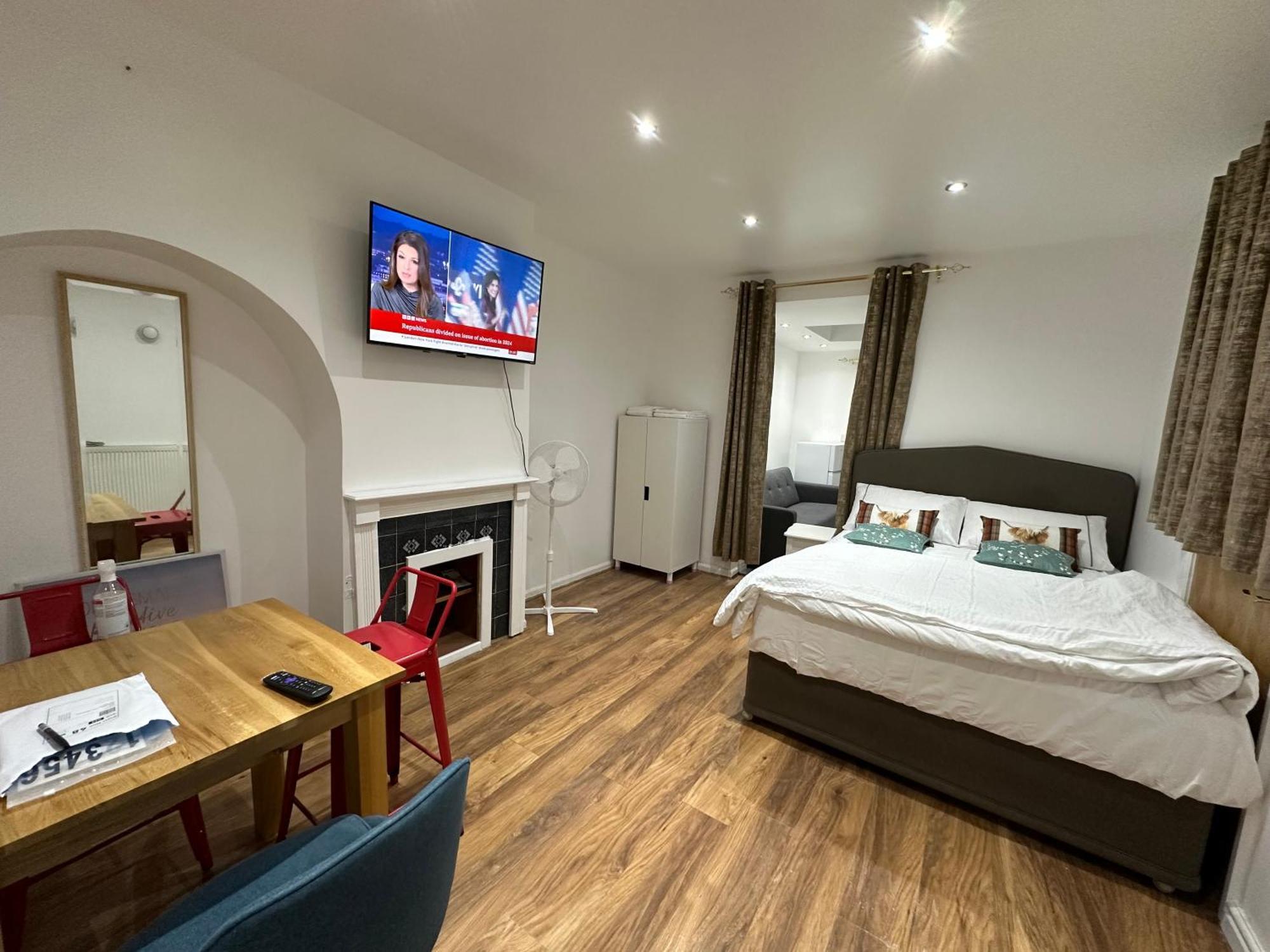 4Th Studio Flat With Private Own Bathroom A London Luxury Family Home Setup And Furnished With Double Bed Plus A Double Futon-Sofa Bed A Single Futon Bed A Baby Cot And Garden And Free Parking Екстериор снимка