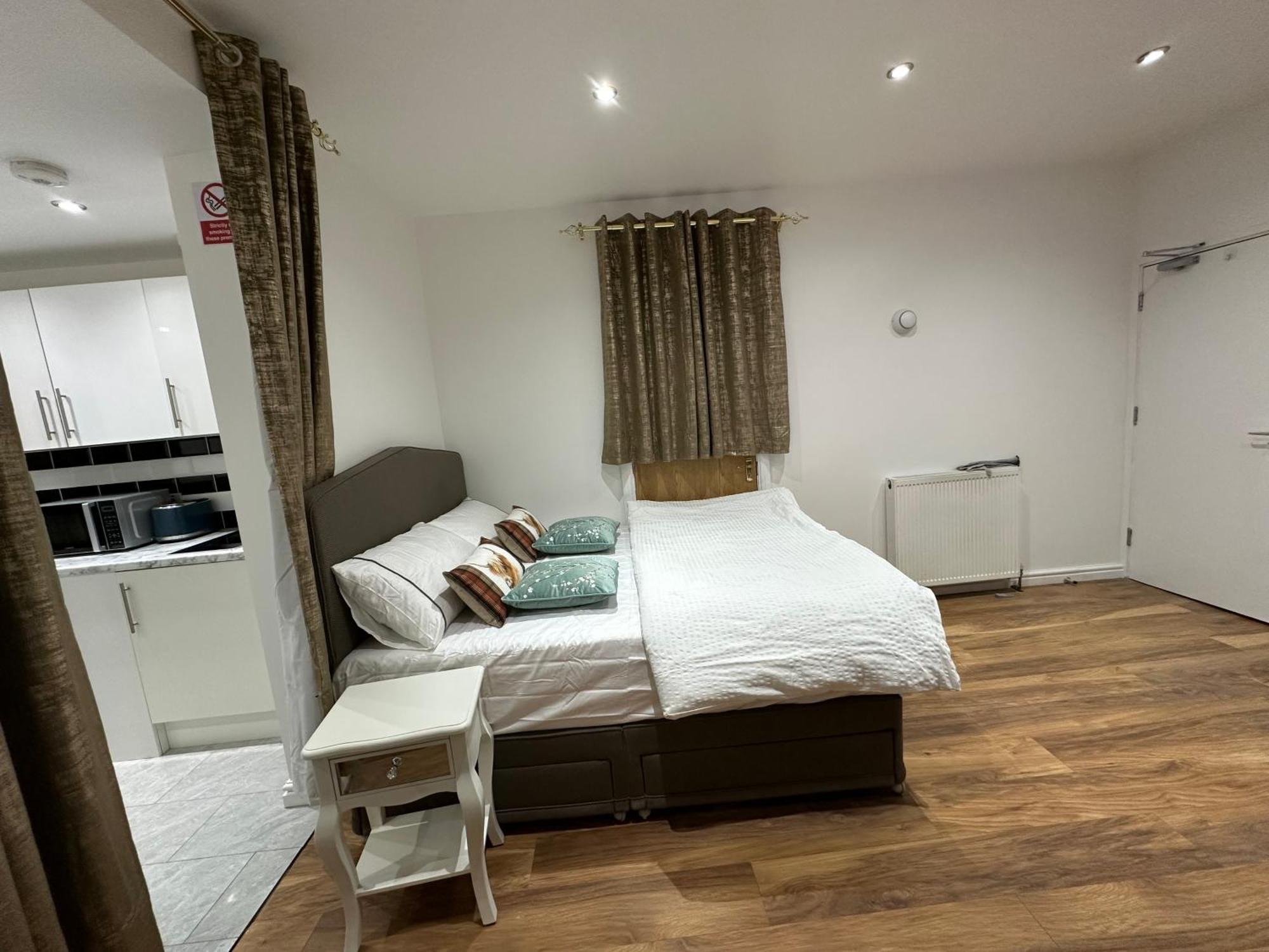 4Th Studio Flat With Private Own Bathroom A London Luxury Family Home Setup And Furnished With Double Bed Plus A Double Futon-Sofa Bed A Single Futon Bed A Baby Cot And Garden And Free Parking Екстериор снимка