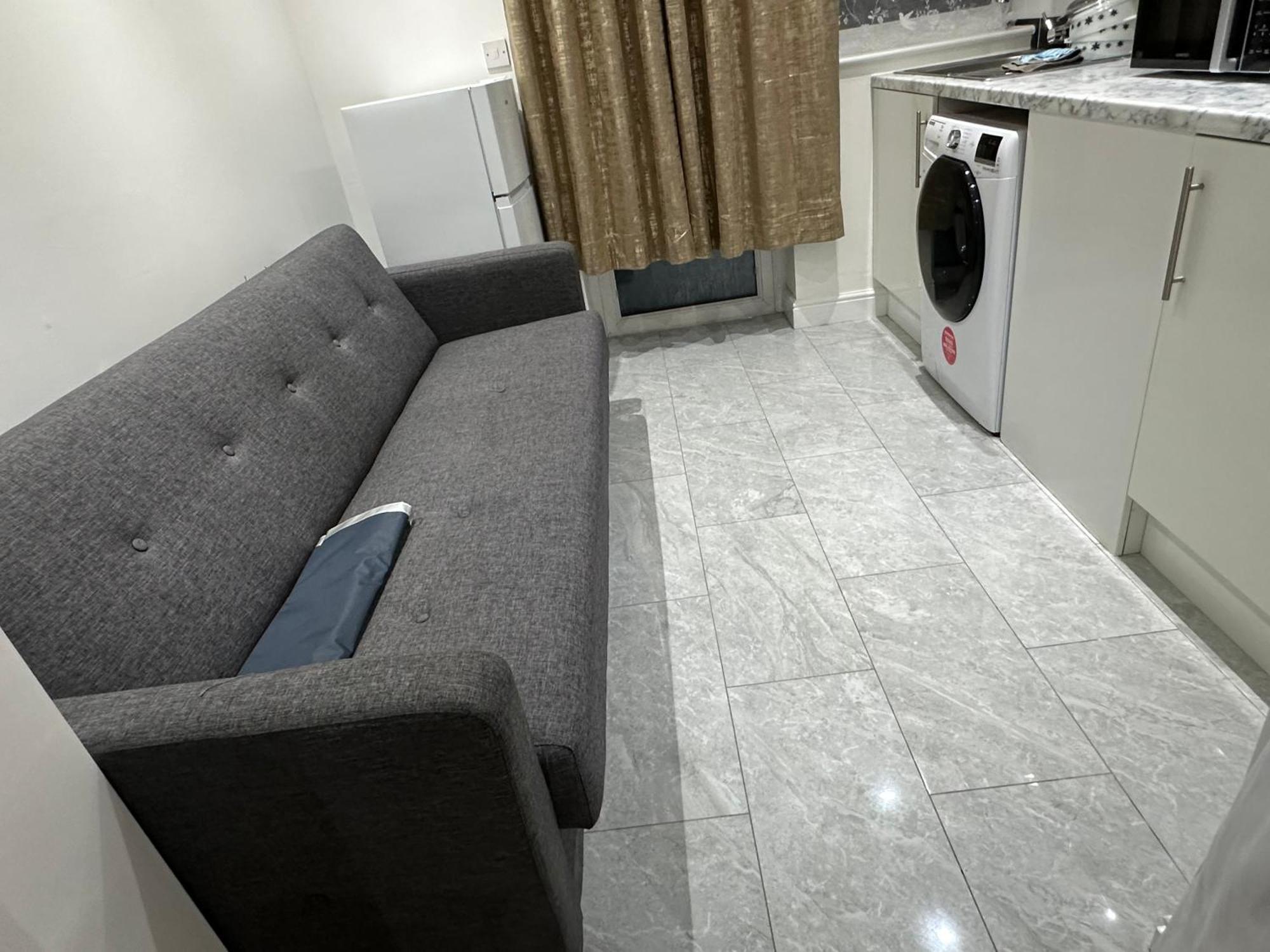 4Th Studio Flat With Private Own Bathroom A London Luxury Family Home Setup And Furnished With Double Bed Plus A Double Futon-Sofa Bed A Single Futon Bed A Baby Cot And Garden And Free Parking Екстериор снимка