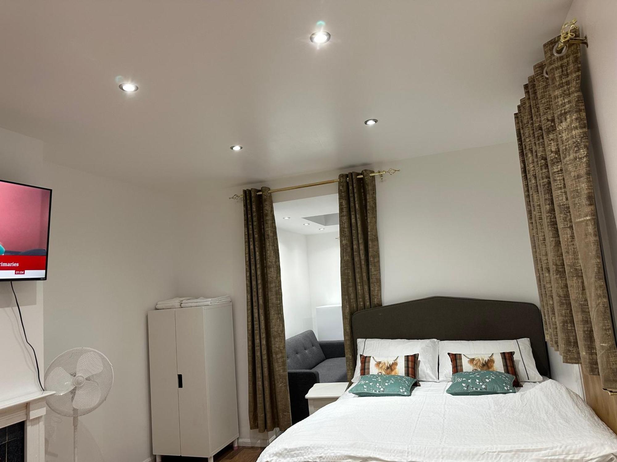 4Th Studio Flat With Private Own Bathroom A London Luxury Family Home Setup And Furnished With Double Bed Plus A Double Futon-Sofa Bed A Single Futon Bed A Baby Cot And Garden And Free Parking Екстериор снимка