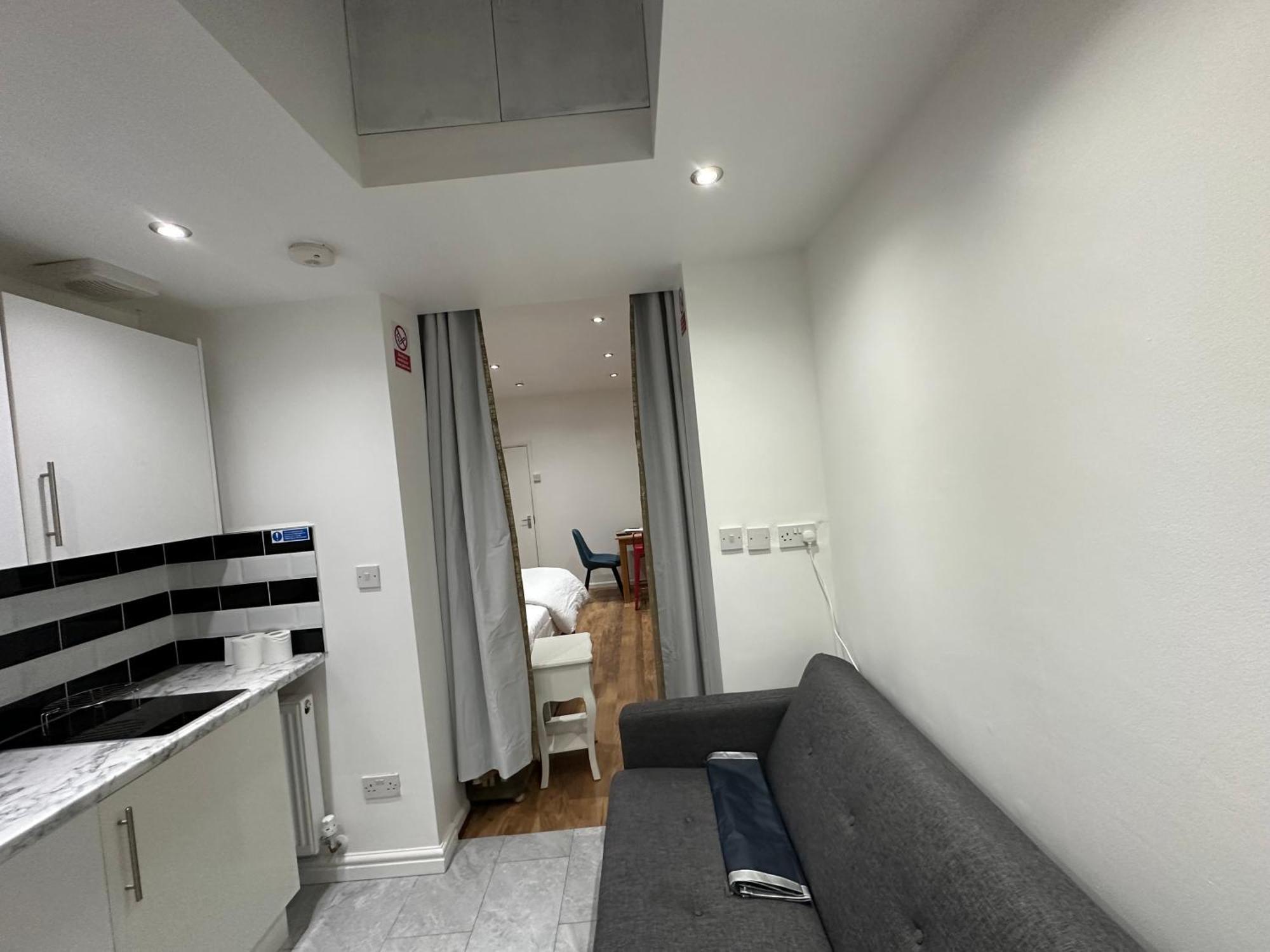 4Th Studio Flat With Private Own Bathroom A London Luxury Family Home Setup And Furnished With Double Bed Plus A Double Futon-Sofa Bed A Single Futon Bed A Baby Cot And Garden And Free Parking Екстериор снимка