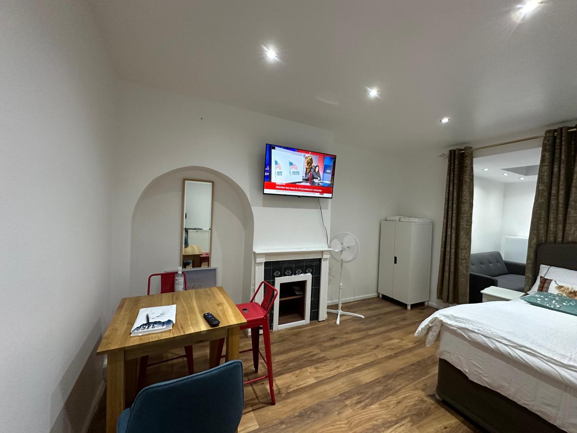 4Th Studio Flat With Private Own Bathroom A London Luxury Family Home Setup And Furnished With Double Bed Plus A Double Futon-Sofa Bed A Single Futon Bed A Baby Cot And Garden And Free Parking Екстериор снимка