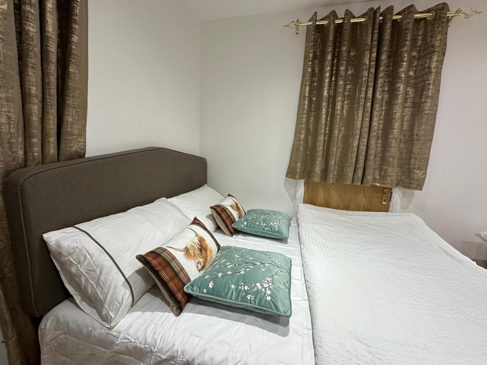 4Th Studio Flat With Private Own Bathroom A London Luxury Family Home Setup And Furnished With Double Bed Plus A Double Futon-Sofa Bed A Single Futon Bed A Baby Cot And Garden And Free Parking Екстериор снимка