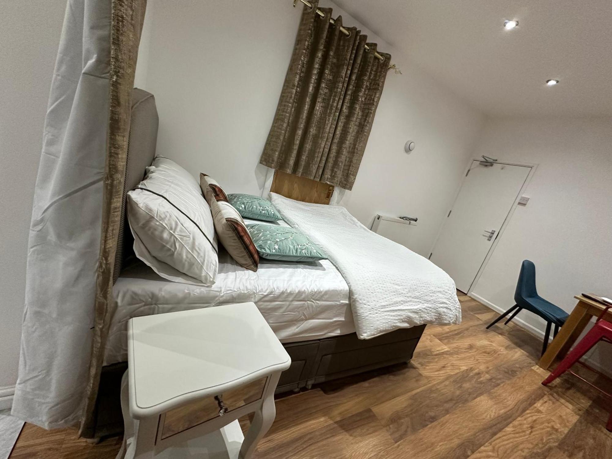 4Th Studio Flat With Private Own Bathroom A London Luxury Family Home Setup And Furnished With Double Bed Plus A Double Futon-Sofa Bed A Single Futon Bed A Baby Cot And Garden And Free Parking Екстериор снимка