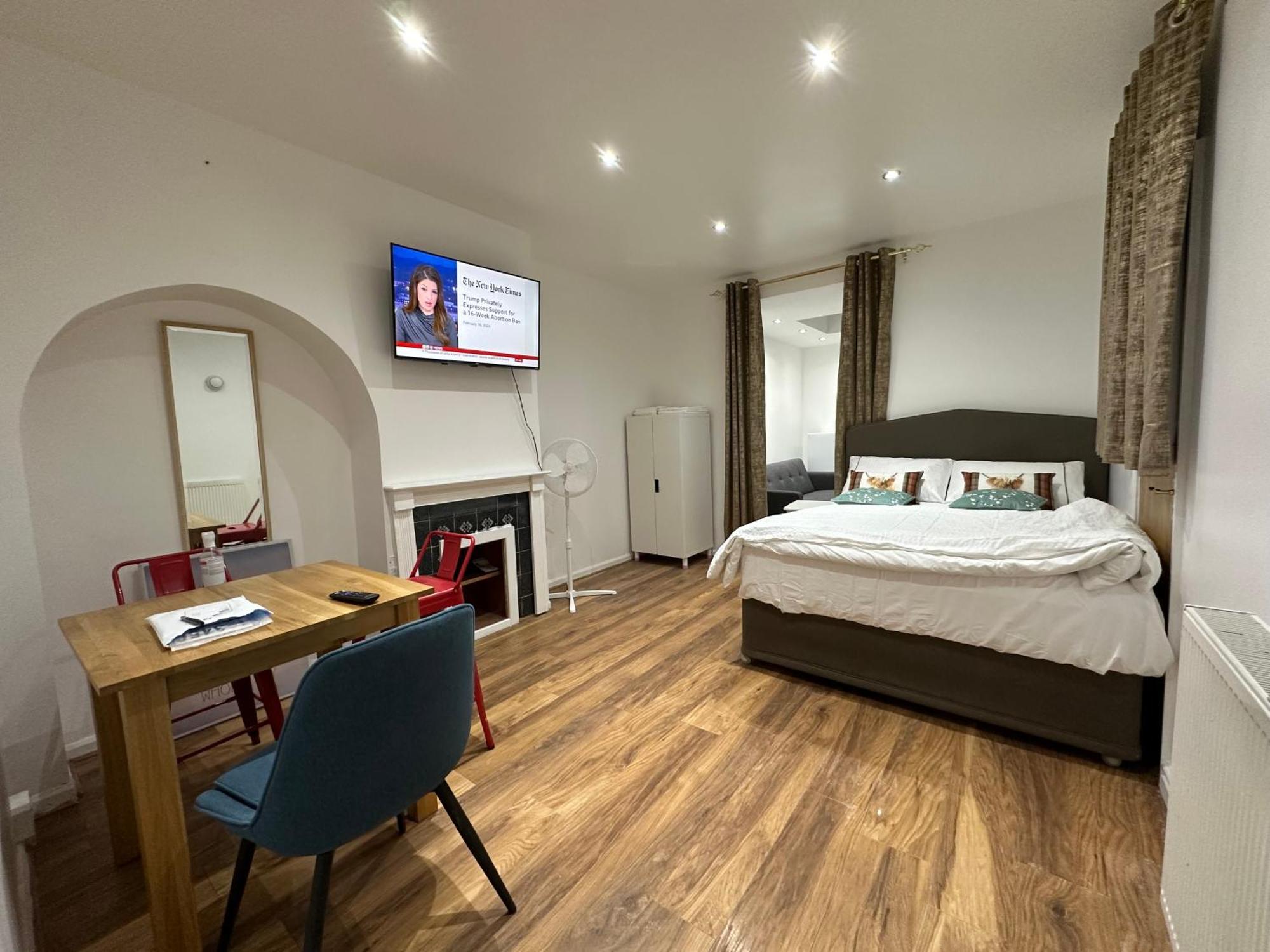 4Th Studio Flat With Private Own Bathroom A London Luxury Family Home Setup And Furnished With Double Bed Plus A Double Futon-Sofa Bed A Single Futon Bed A Baby Cot And Garden And Free Parking Екстериор снимка