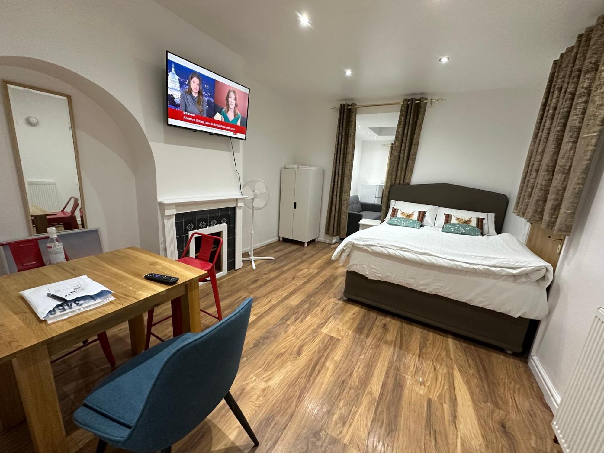 4Th Studio Flat With Private Own Bathroom A London Luxury Family Home Setup And Furnished With Double Bed Plus A Double Futon-Sofa Bed A Single Futon Bed A Baby Cot And Garden And Free Parking Екстериор снимка
