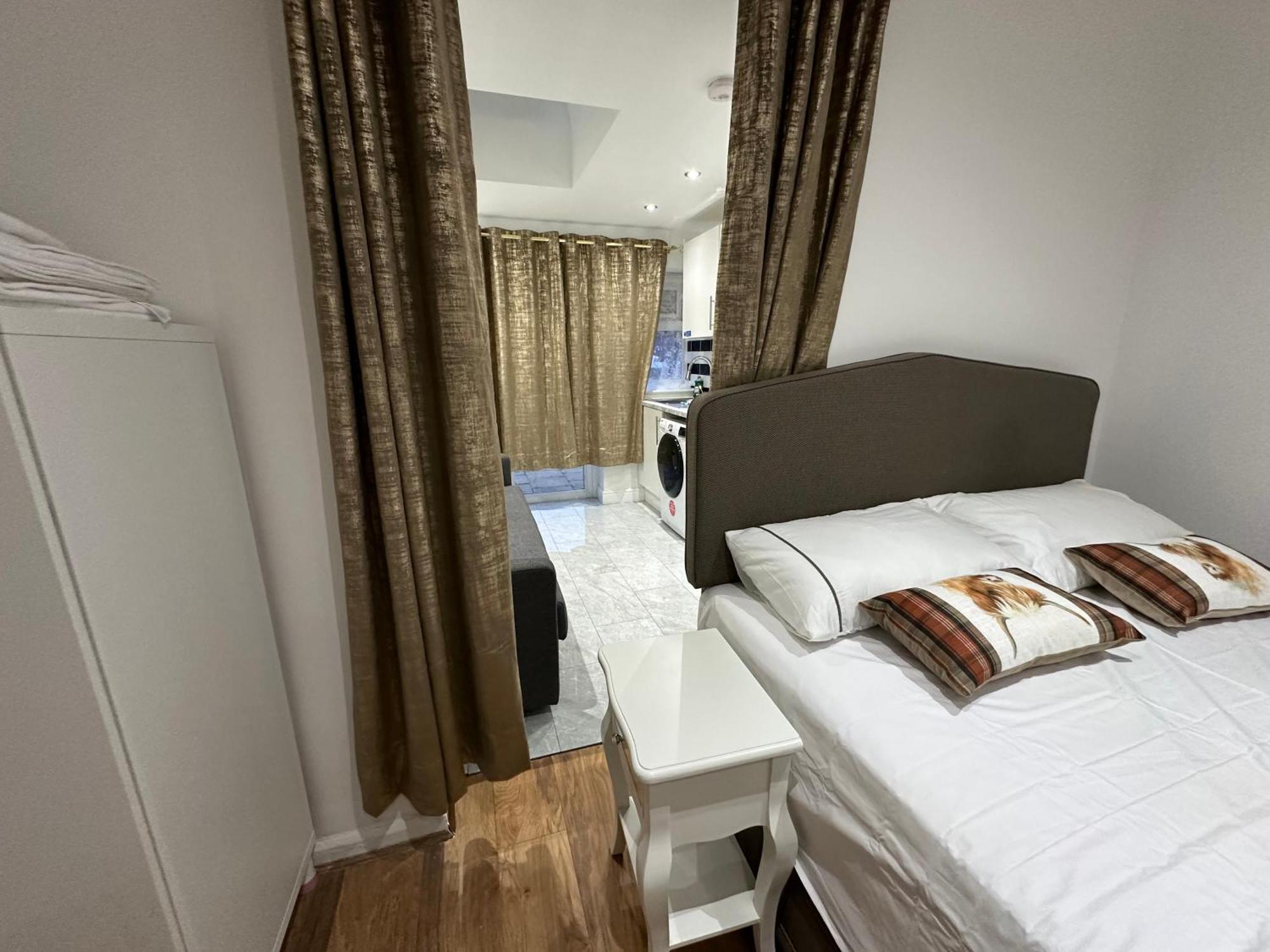 4Th Studio Flat With Private Own Bathroom A London Luxury Family Home Setup And Furnished With Double Bed Plus A Double Futon-Sofa Bed A Single Futon Bed A Baby Cot And Garden And Free Parking Екстериор снимка