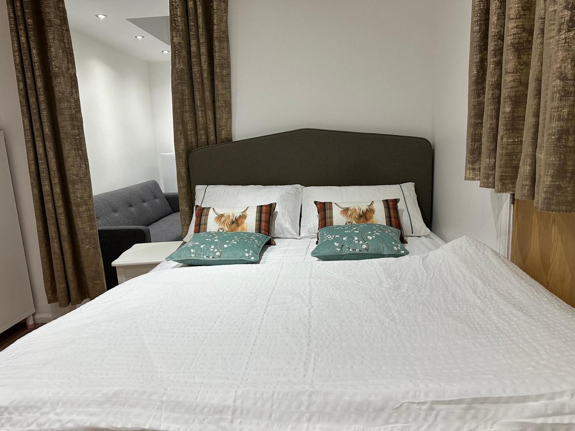 4Th Studio Flat With Private Own Bathroom A London Luxury Family Home Setup And Furnished With Double Bed Plus A Double Futon-Sofa Bed A Single Futon Bed A Baby Cot And Garden And Free Parking Екстериор снимка