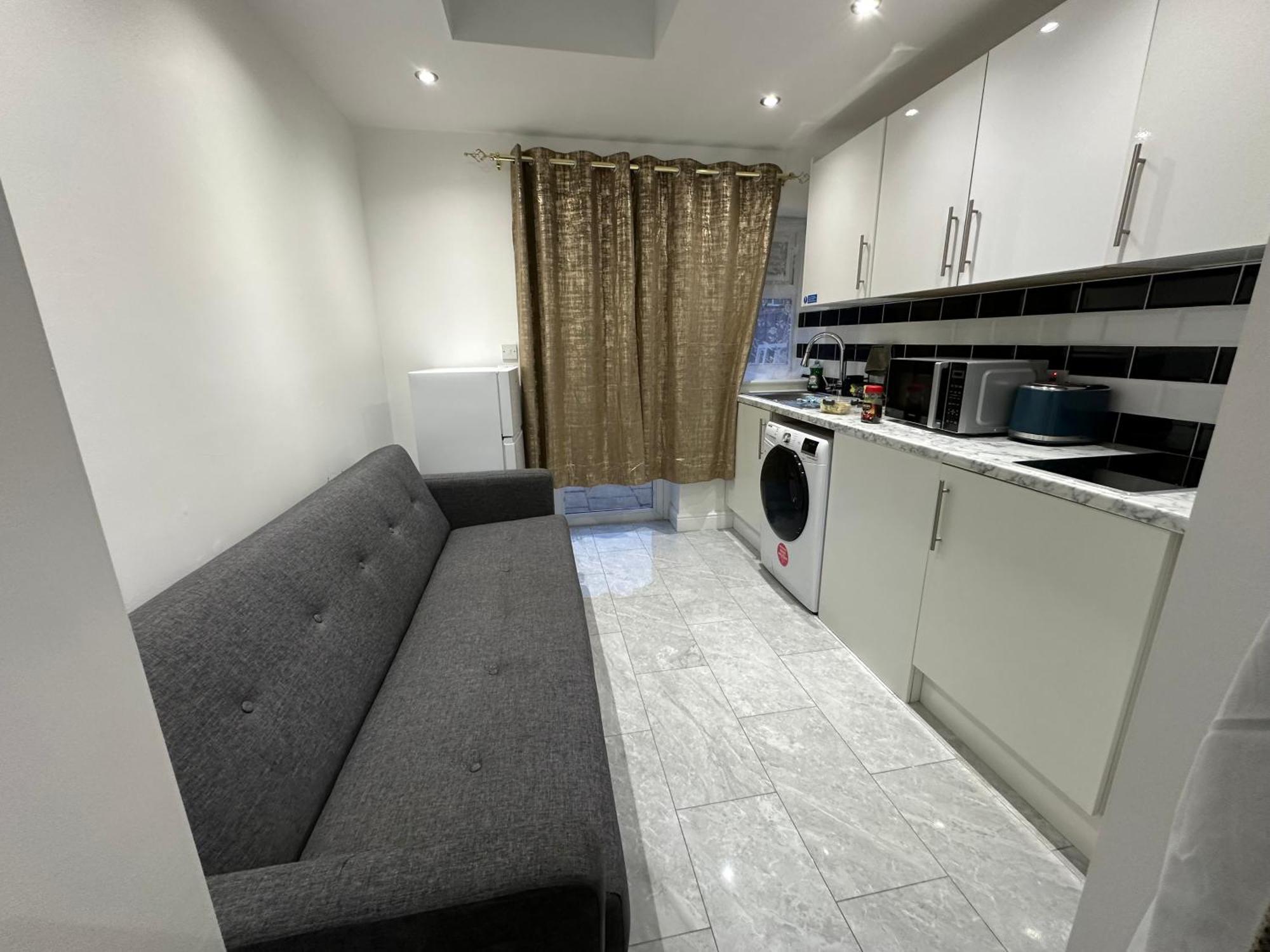 4Th Studio Flat With Private Own Bathroom A London Luxury Family Home Setup And Furnished With Double Bed Plus A Double Futon-Sofa Bed A Single Futon Bed A Baby Cot And Garden And Free Parking Екстериор снимка