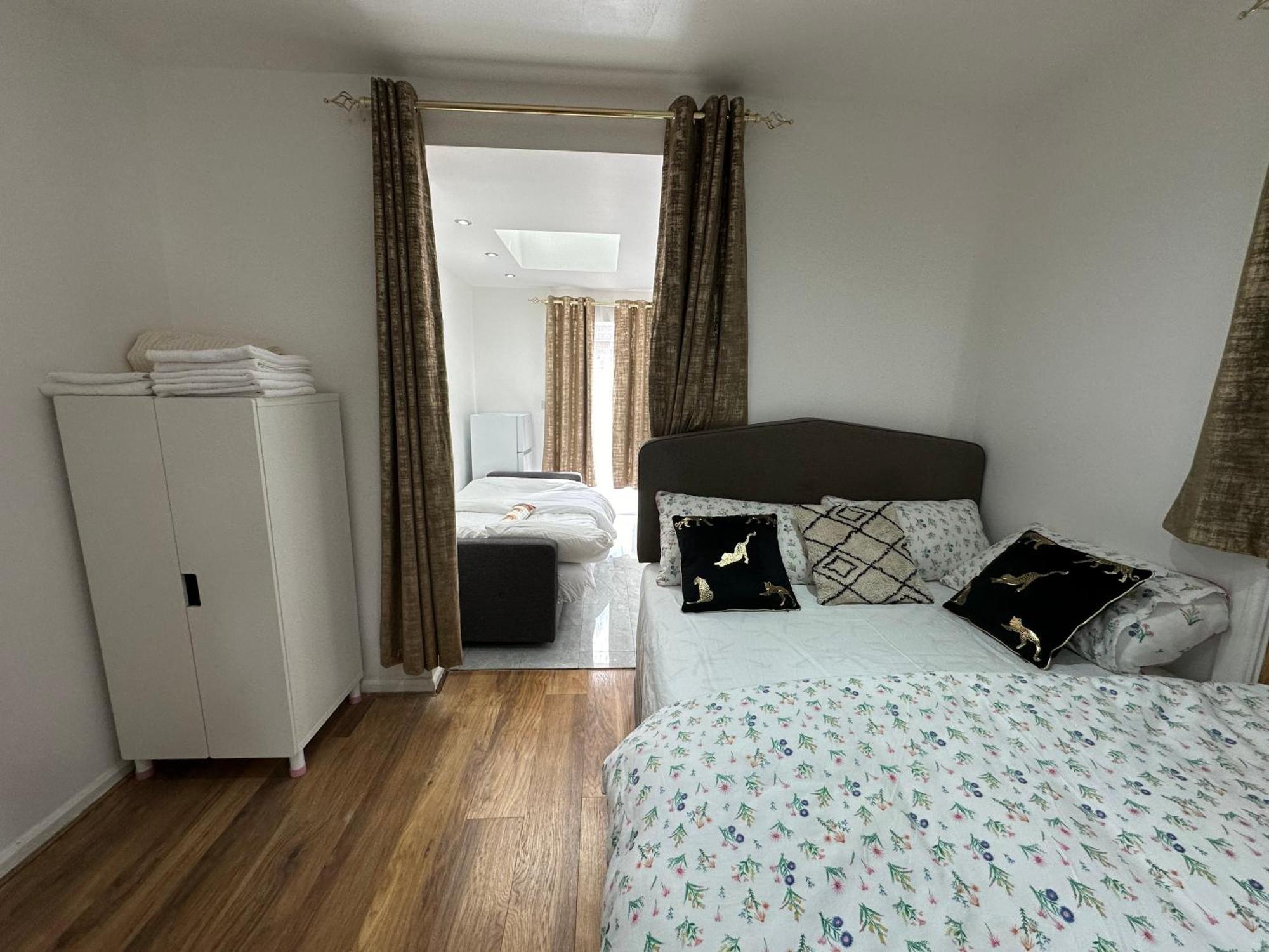 4Th Studio Flat With Private Own Bathroom A London Luxury Family Home Setup And Furnished With Double Bed Plus A Double Futon-Sofa Bed A Single Futon Bed A Baby Cot And Garden And Free Parking Екстериор снимка
