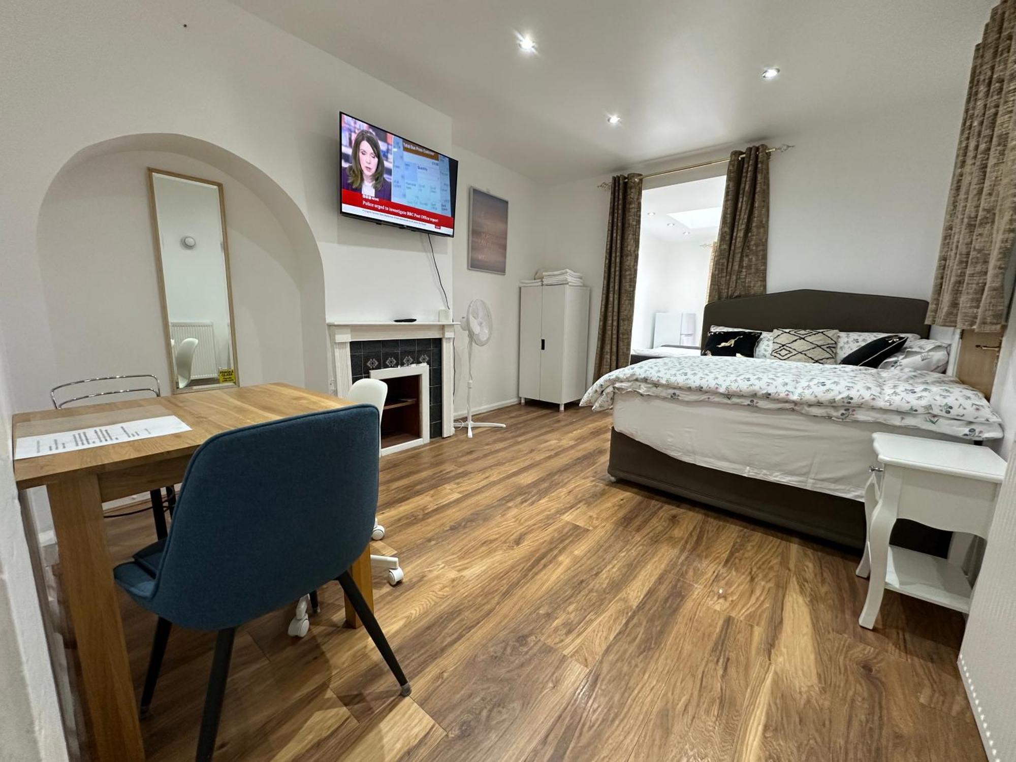 4Th Studio Flat With Private Own Bathroom A London Luxury Family Home Setup And Furnished With Double Bed Plus A Double Futon-Sofa Bed A Single Futon Bed A Baby Cot And Garden And Free Parking Екстериор снимка