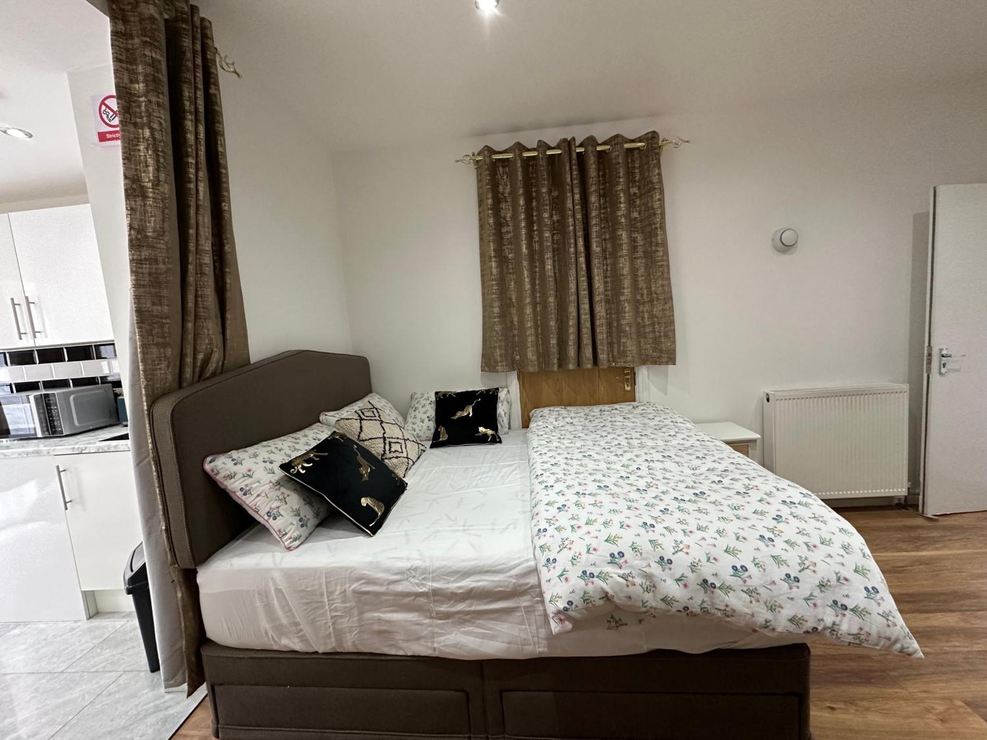 4Th Studio Flat With Private Own Bathroom A London Luxury Family Home Setup And Furnished With Double Bed Plus A Double Futon-Sofa Bed A Single Futon Bed A Baby Cot And Garden And Free Parking Екстериор снимка