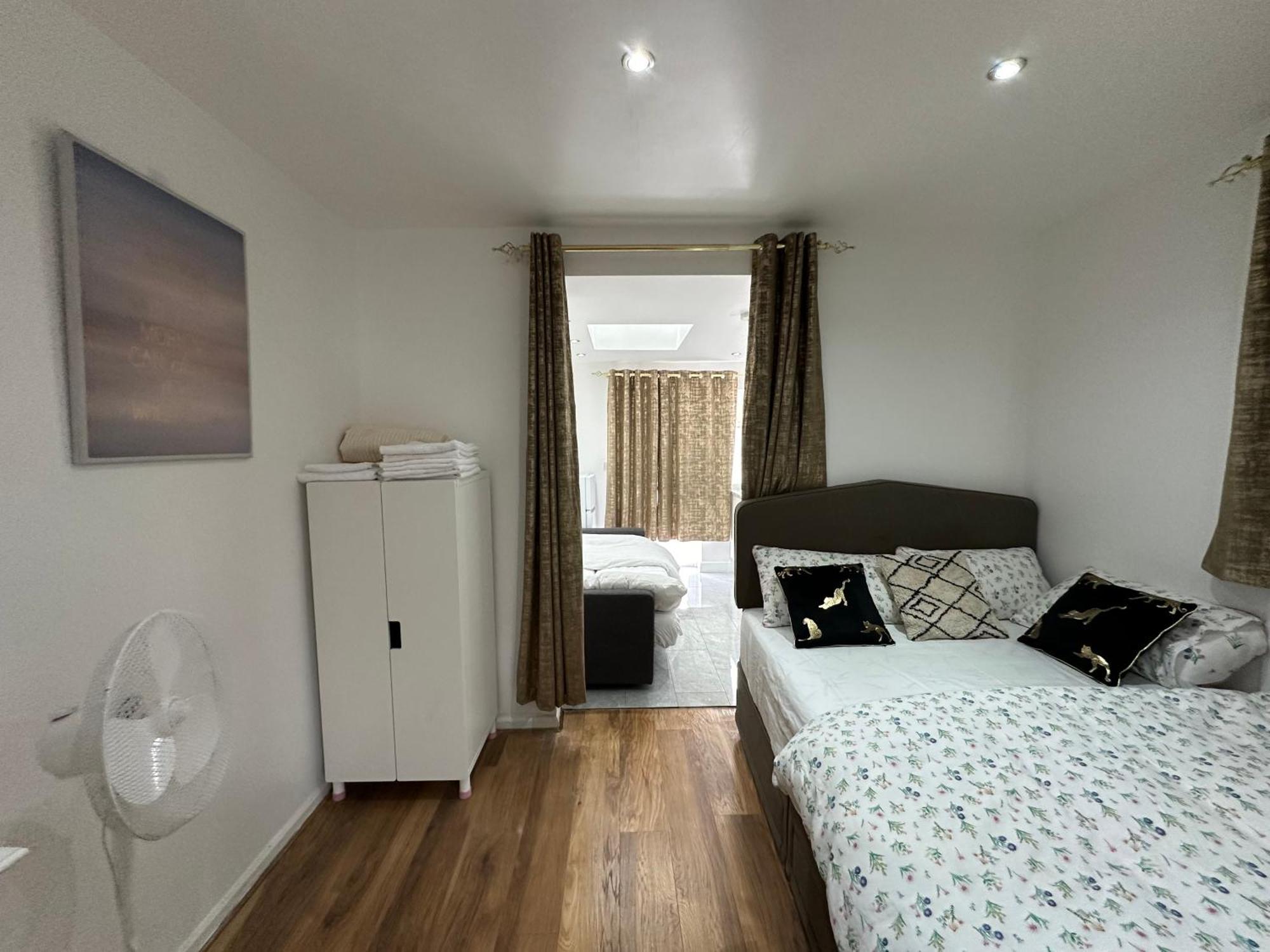 4Th Studio Flat With Private Own Bathroom A London Luxury Family Home Setup And Furnished With Double Bed Plus A Double Futon-Sofa Bed A Single Futon Bed A Baby Cot And Garden And Free Parking Екстериор снимка