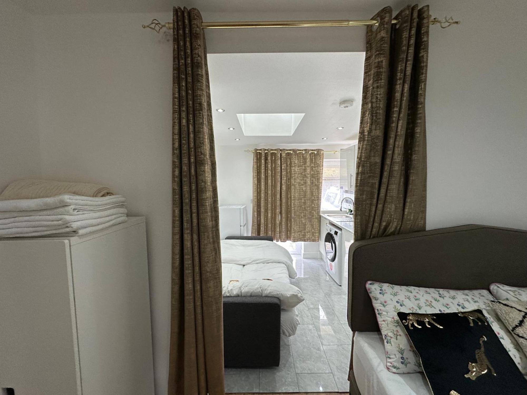 4Th Studio Flat With Private Own Bathroom A London Luxury Family Home Setup And Furnished With Double Bed Plus A Double Futon-Sofa Bed A Single Futon Bed A Baby Cot And Garden And Free Parking Екстериор снимка