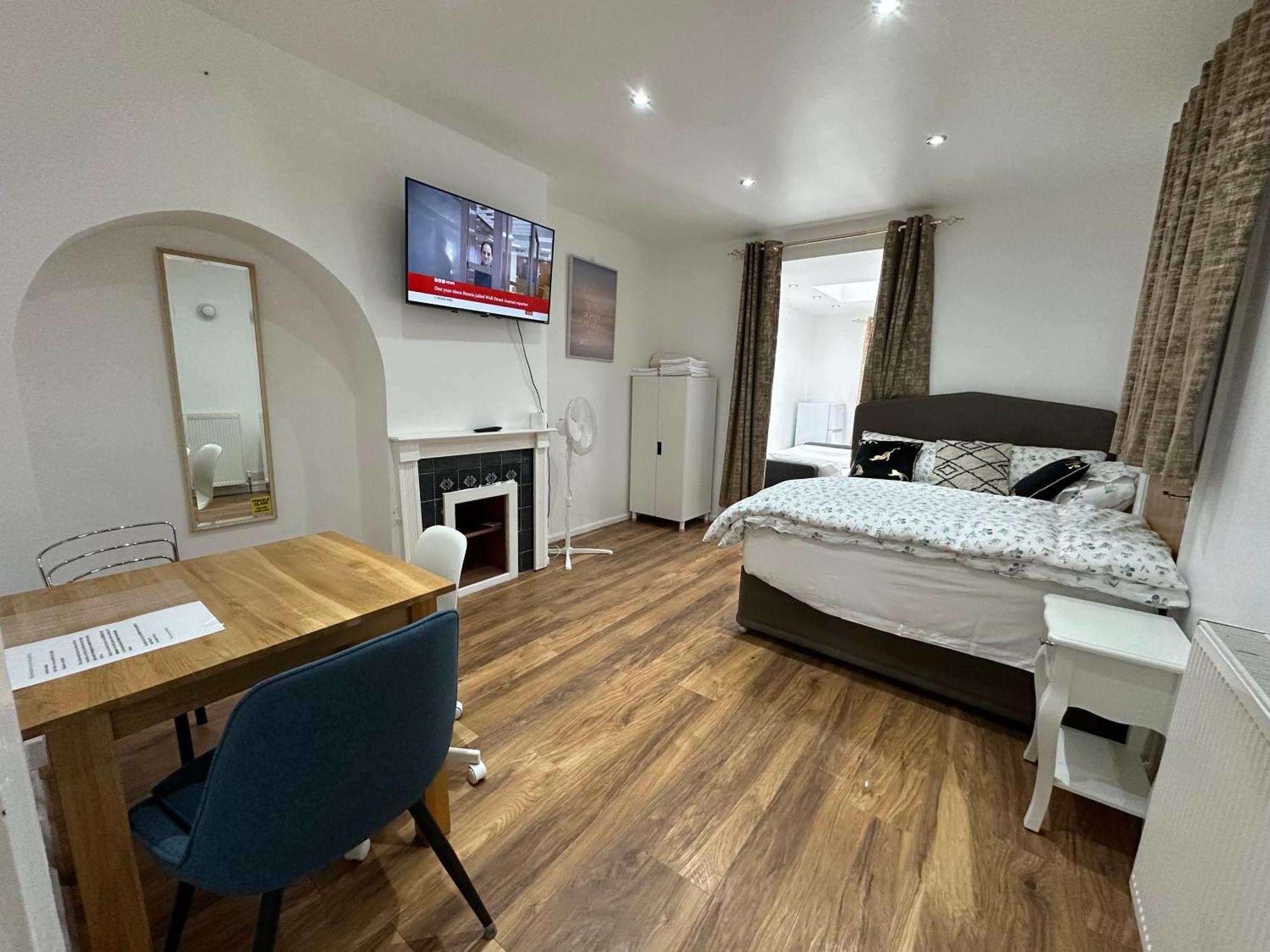 4Th Studio Flat With Private Own Bathroom A London Luxury Family Home Setup And Furnished With Double Bed Plus A Double Futon-Sofa Bed A Single Futon Bed A Baby Cot And Garden And Free Parking Екстериор снимка