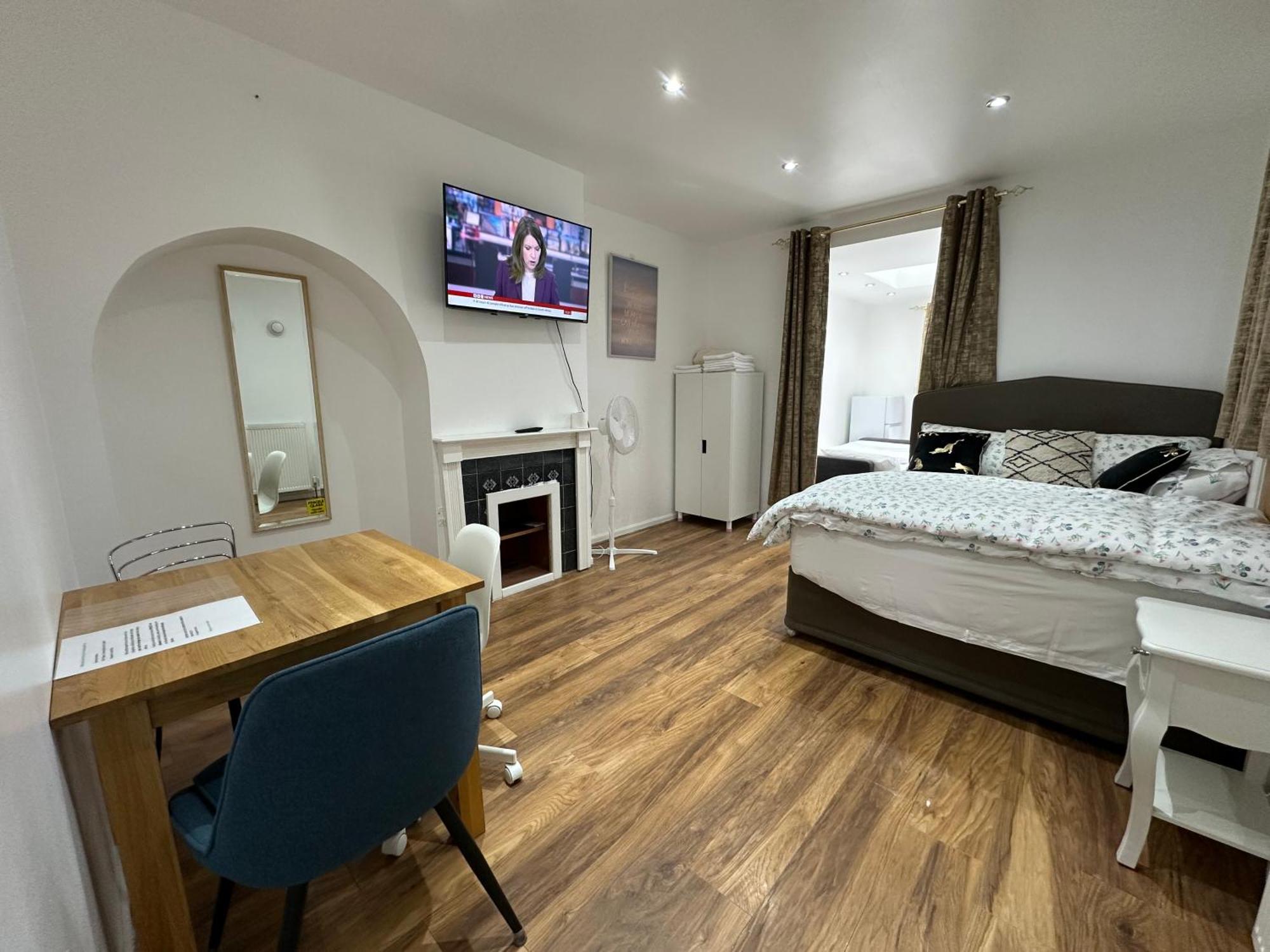 4Th Studio Flat With Private Own Bathroom A London Luxury Family Home Setup And Furnished With Double Bed Plus A Double Futon-Sofa Bed A Single Futon Bed A Baby Cot And Garden And Free Parking Екстериор снимка