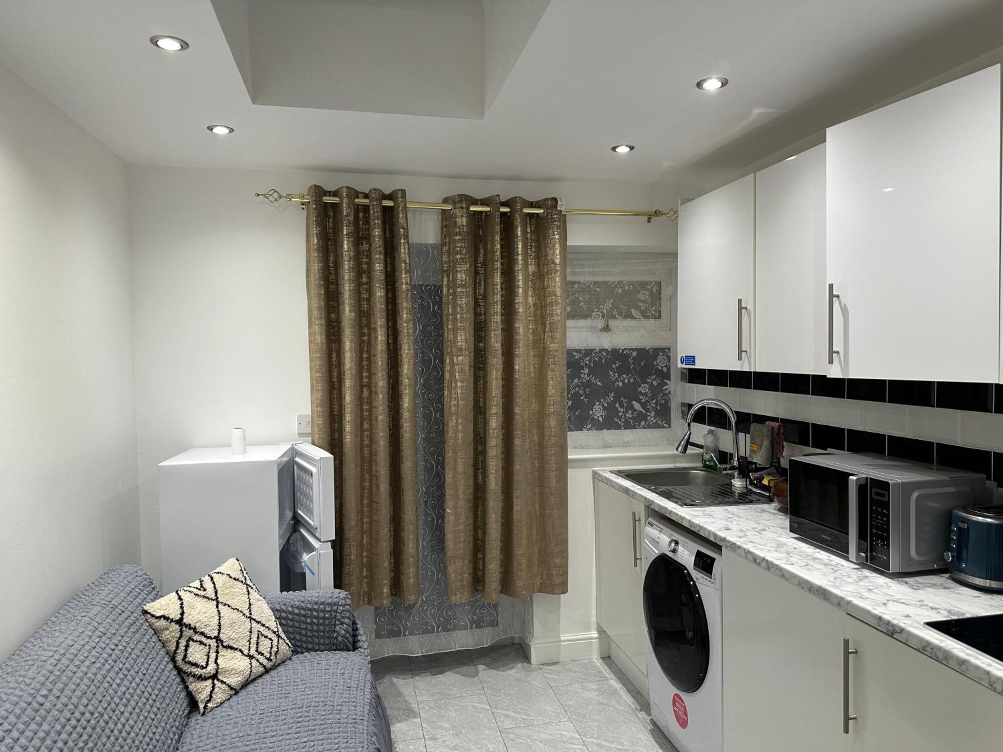 4Th Studio Flat With Private Own Bathroom A London Luxury Family Home Setup And Furnished With Double Bed Plus A Double Futon-Sofa Bed A Single Futon Bed A Baby Cot And Garden And Free Parking Екстериор снимка